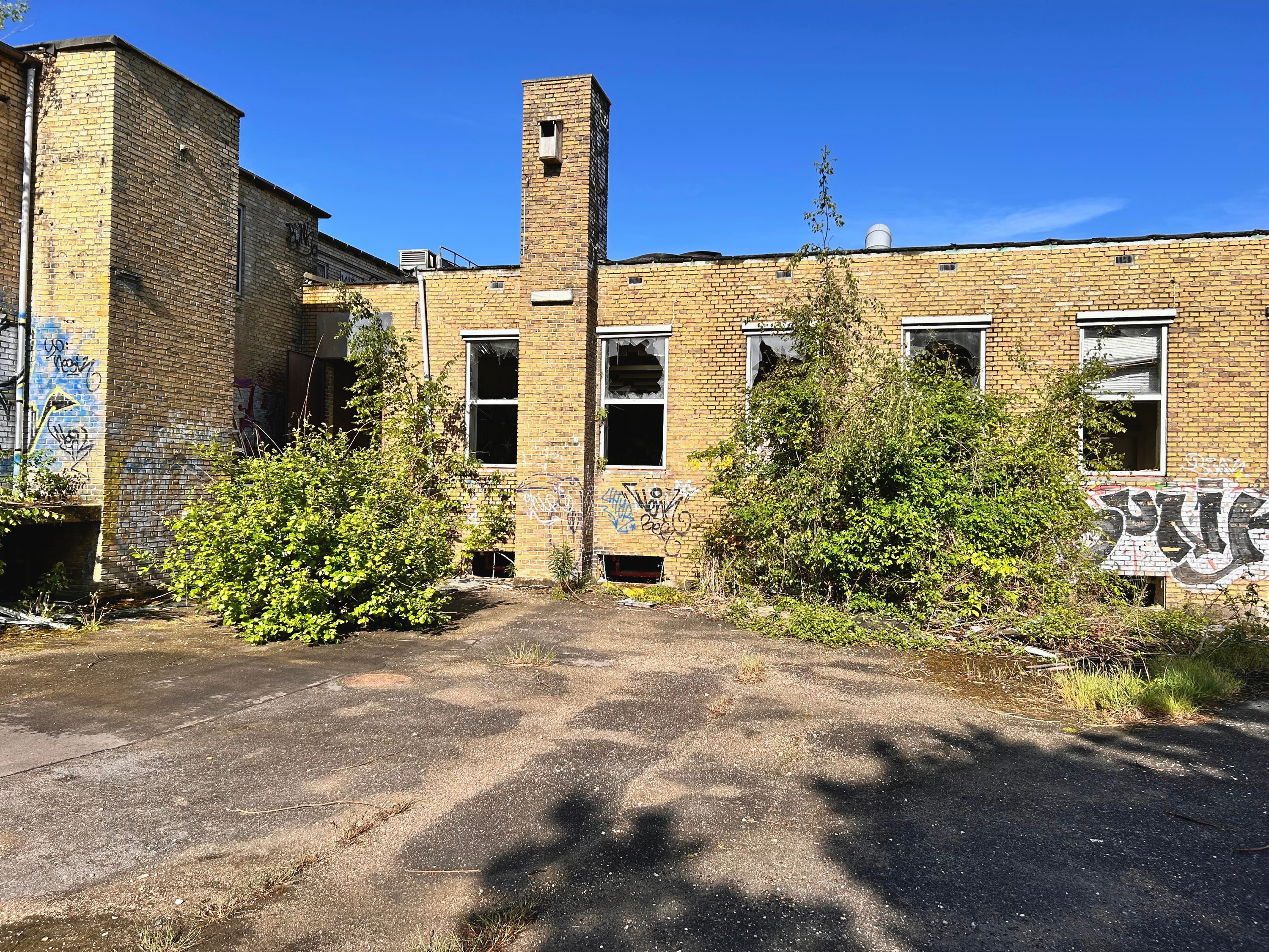 Bygningen står øde og hærget. - Kasper Ellesøe Bygningen står øde og hærget.