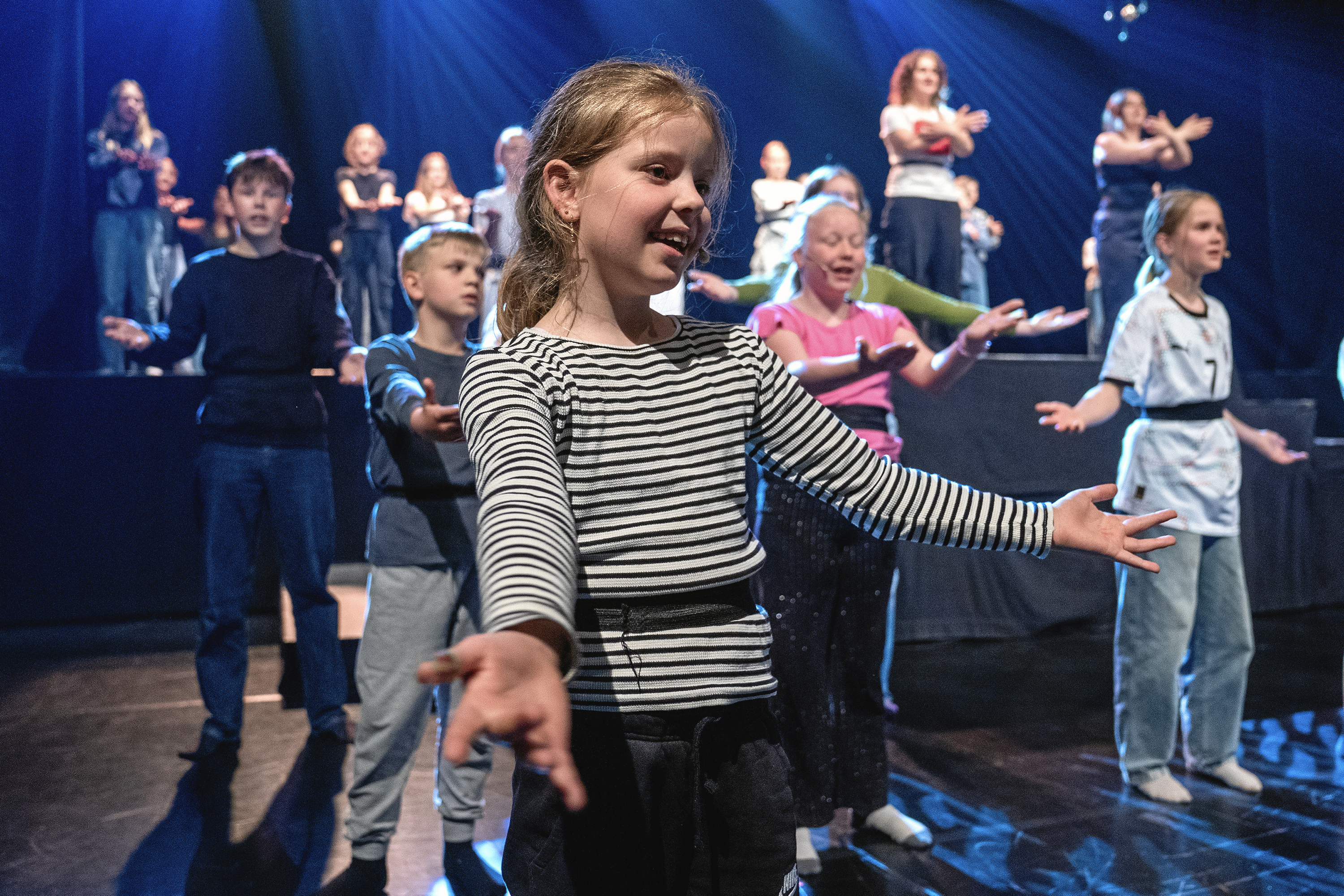 Der medvirker hele 42 børn i forestillingen, som kan opleves i weekenden.