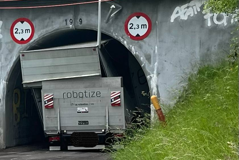 Sjællands mest påkørte viadukt er igen blevet påkørt. Denne gang godt og grundigt.
