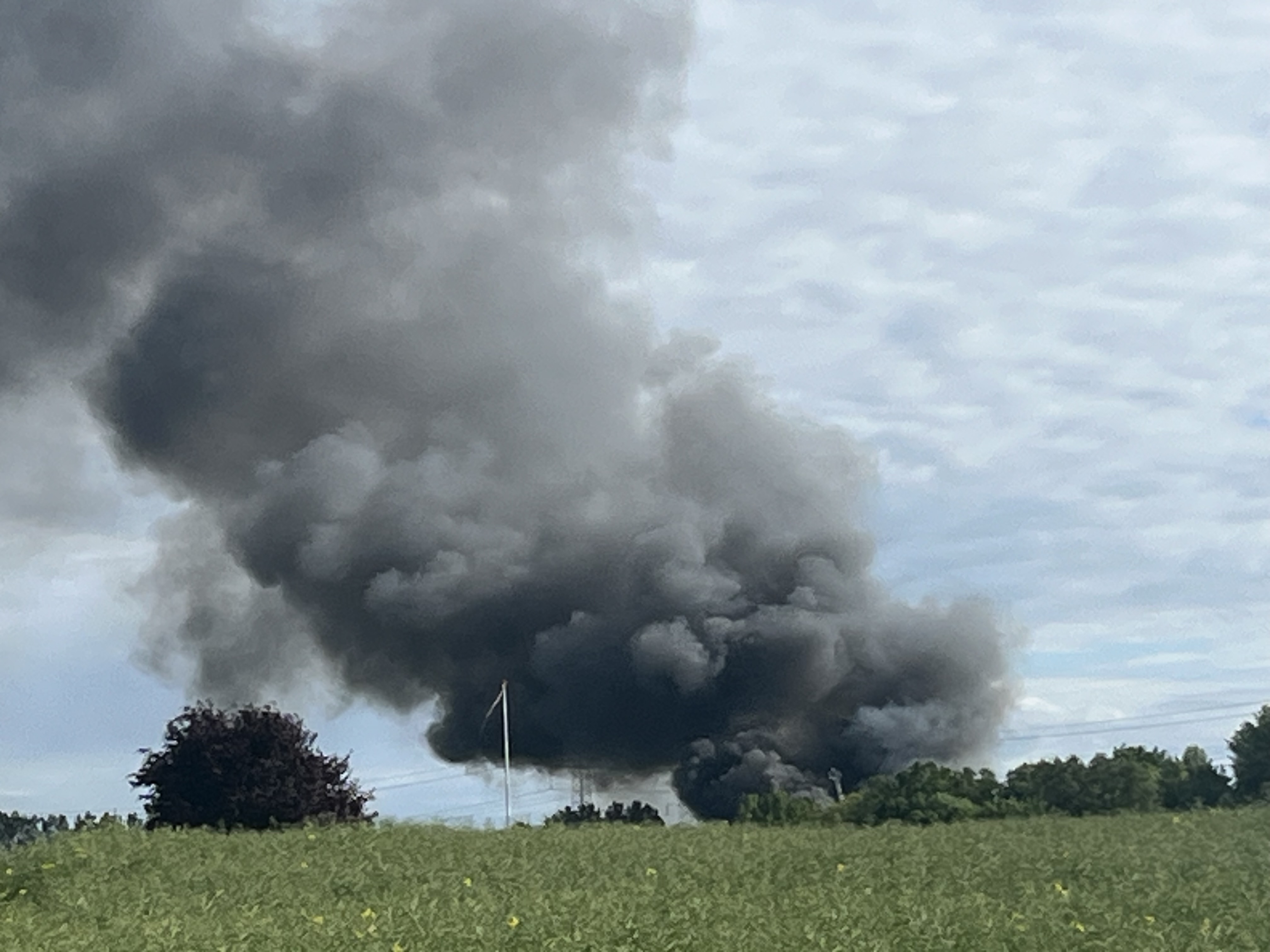 En kraftig brand udvikler farlig røg i Nordsjælland.