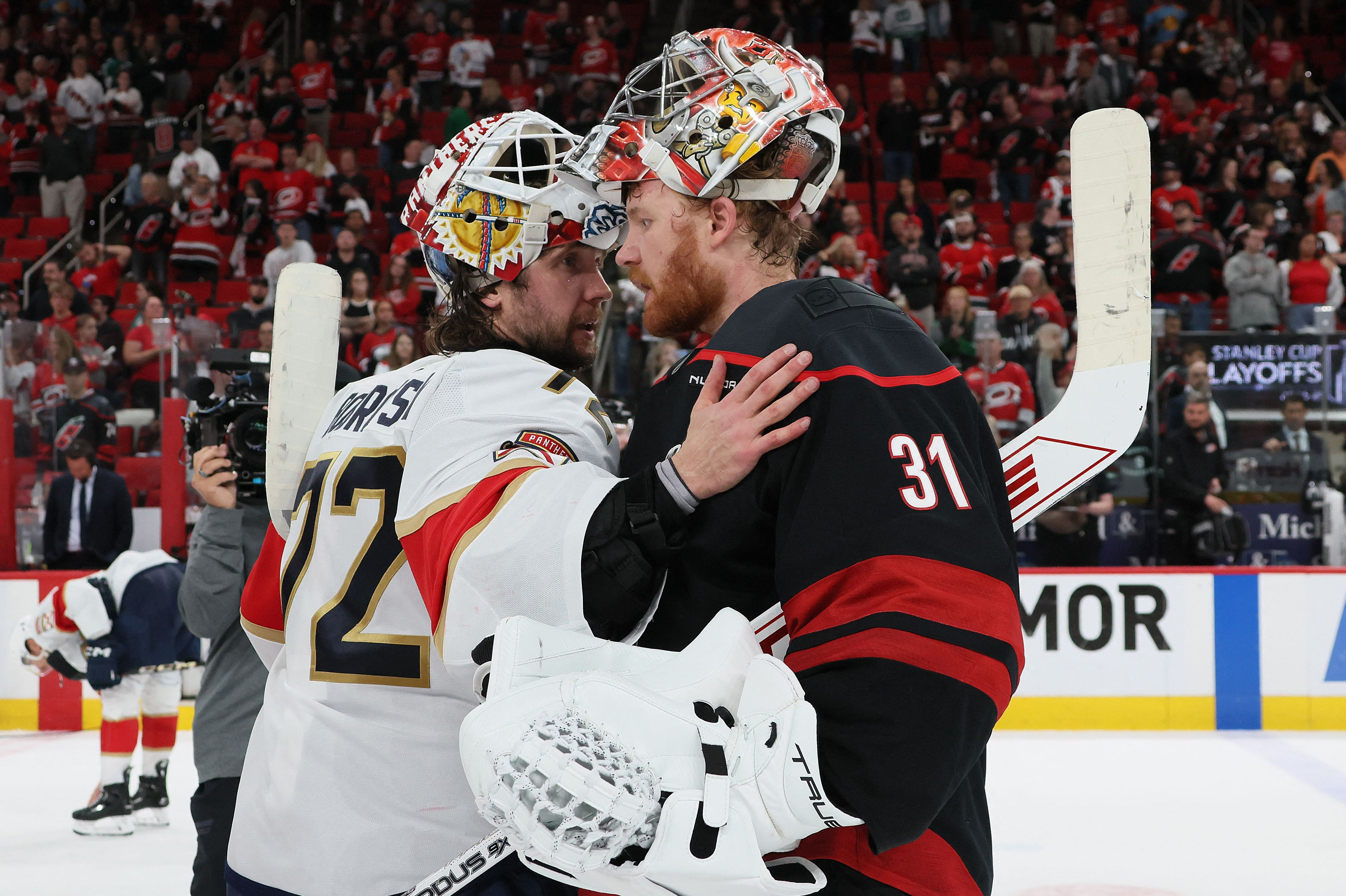 Danske Frederik Andersen (til højre) og hans hold, Carolina Hurricanes, tabte torsdag morgen 5-3 til Florida Panthers og er dermed ude af slutspillet i NHL.