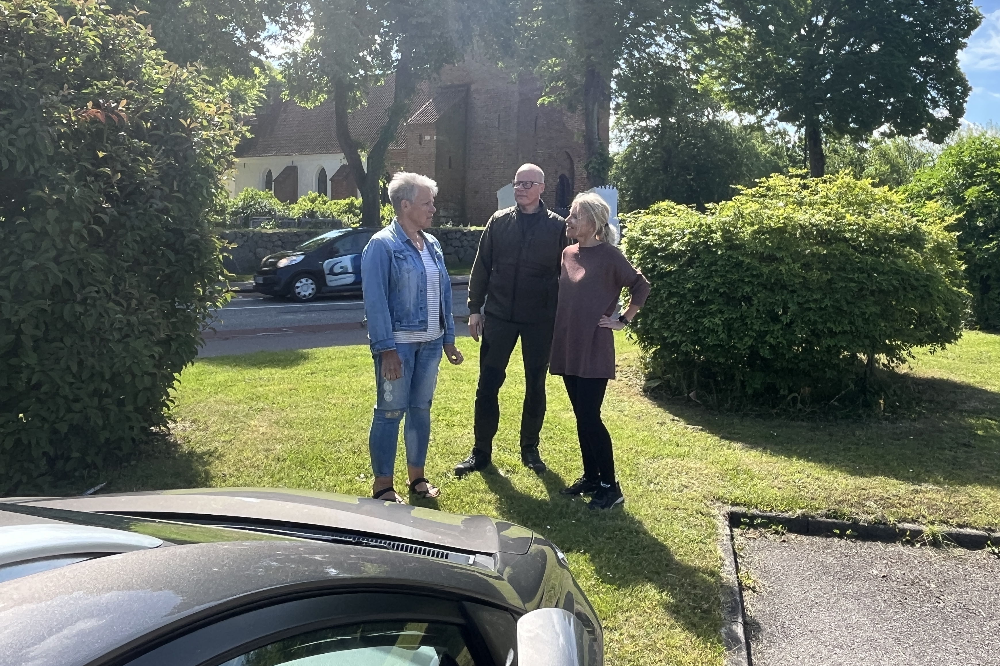 En stribe biler blev udsat for indbrud, da der var konfirmation i Osted Kirke. Det ærgrer kirkeværge Gitte Petersen (tv), graver Thomas Petersen og sognepræst Anne-Mette Nortvig.