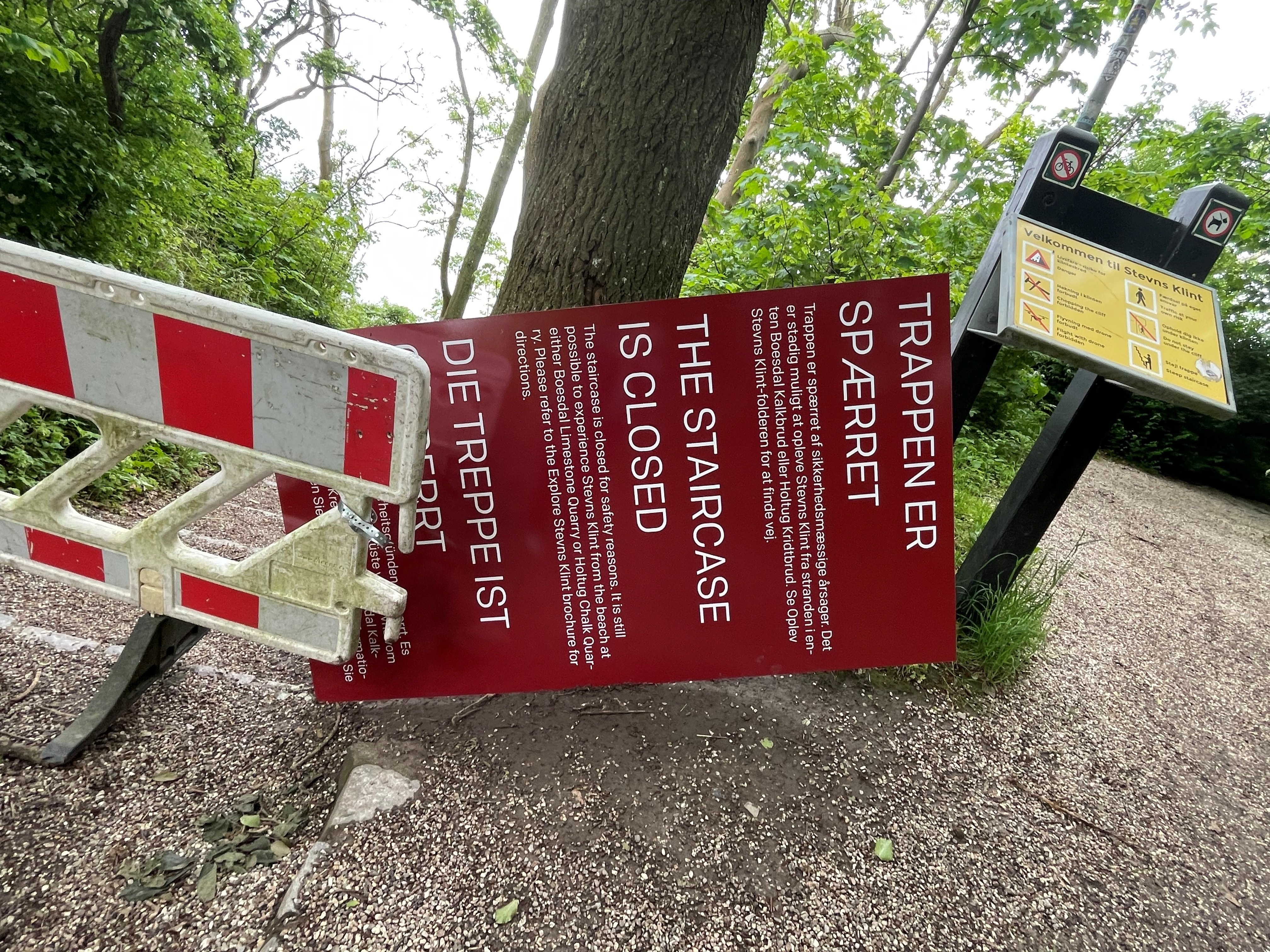Trappen ved klinten i Højerup er spærret af.