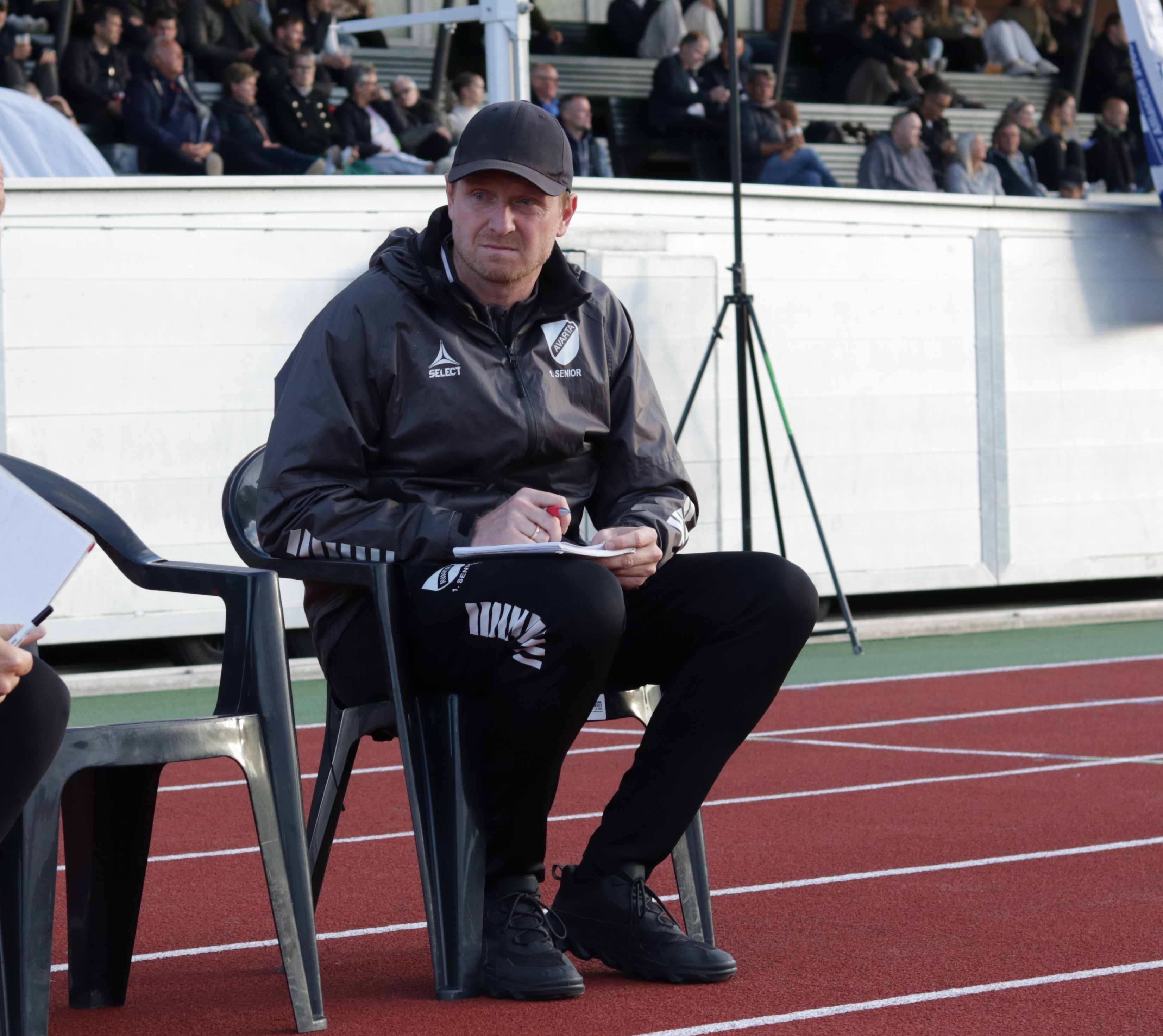Træner Jesper Myhrmann med et bekymret blik på bænken.