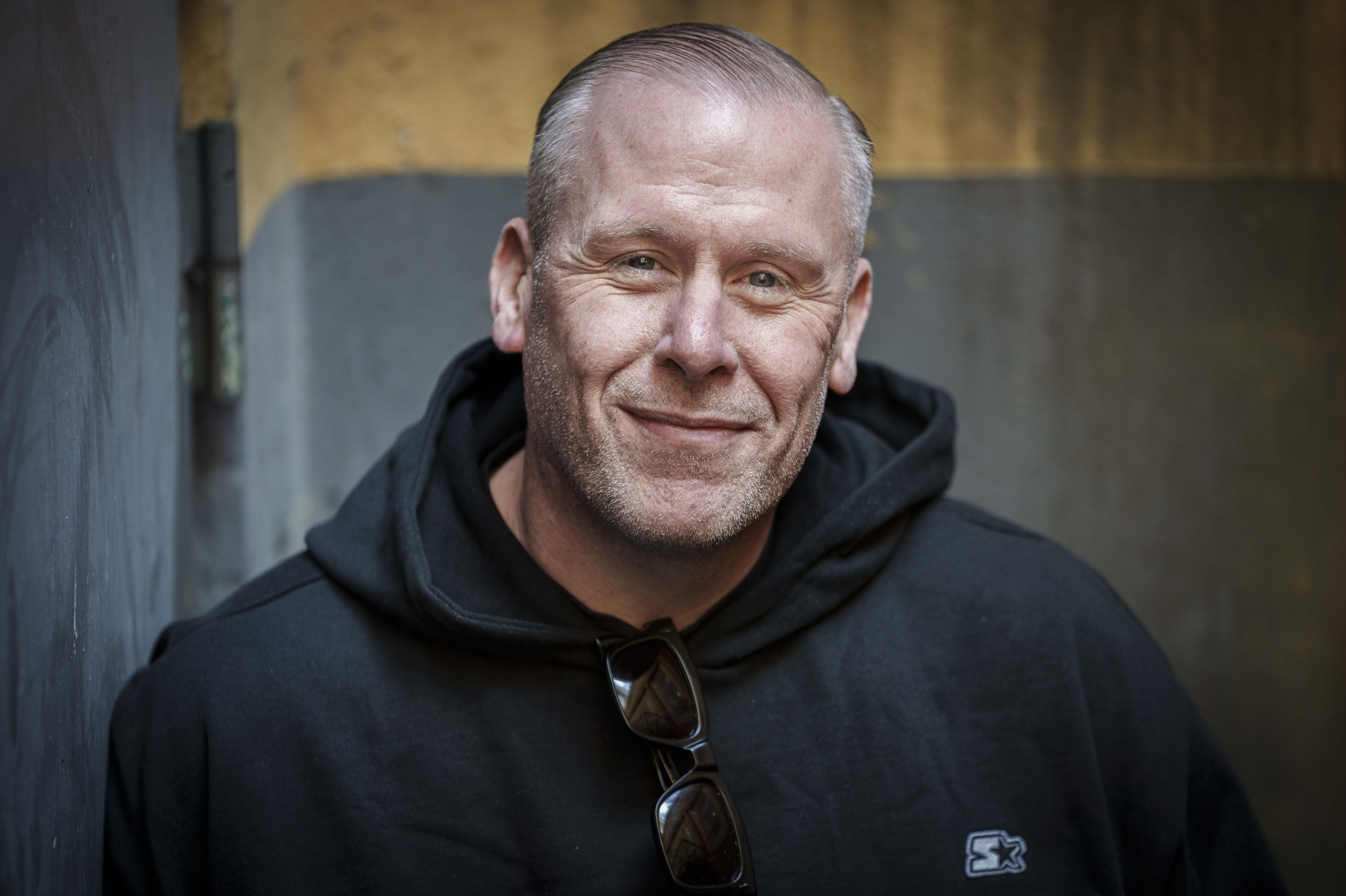 Liam O'Connor fik sit gennembrud som den hardcore rapper L.O.C. i 2001. Her - godt et halvt liv senere - er absinten hældt ud, og adressen i Aarhus V er skiftet ud med en mondæn nord for København. Det skift kan selv få ham til at klukke. (Arkivfoto).