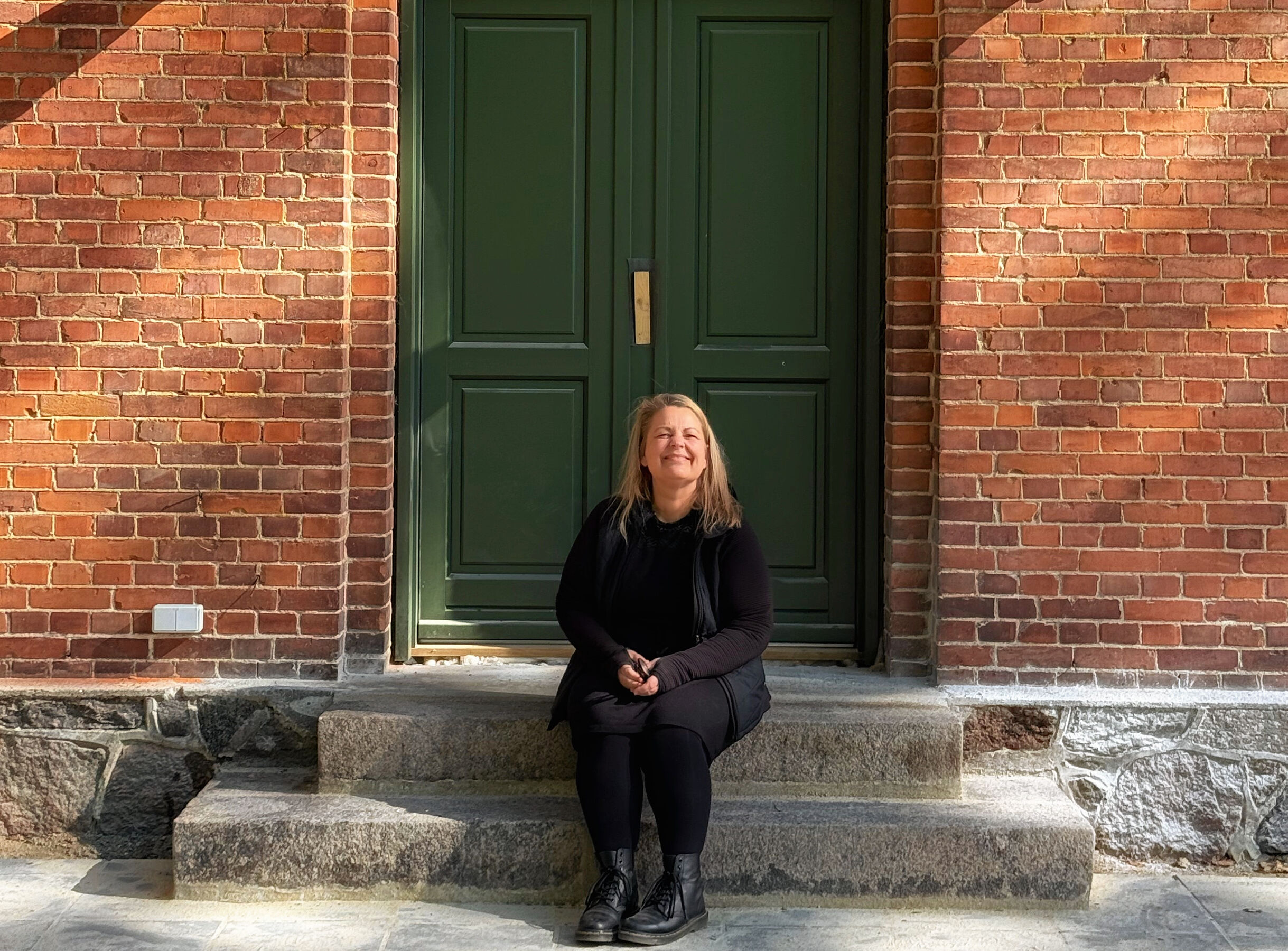 Christina Holst Larsen foran Carolinesminde. Her kan kvinder og LGBT+-person, der har været udsat for vold og samtidig er misbrugere eller har en psykiatrisk diagnose, fremover få hjælp