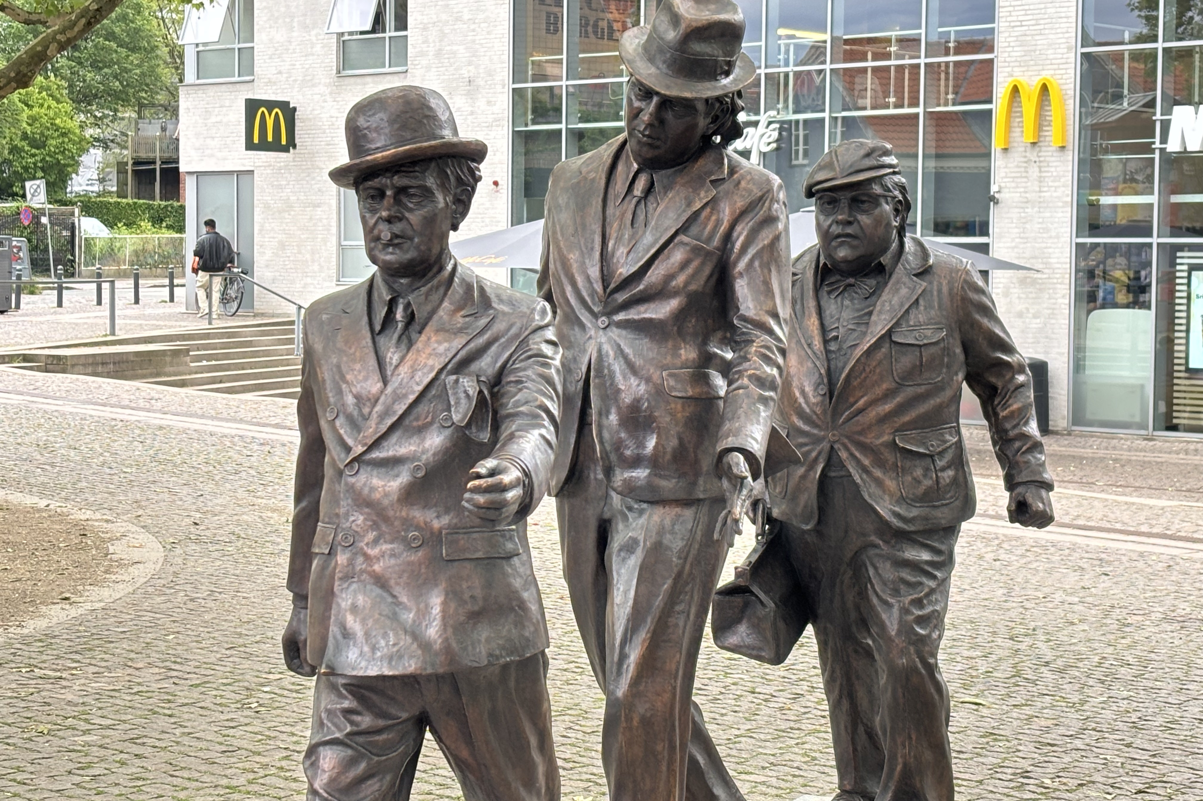 Efter ønske fra afdøde Morten Grunwald er statuen blevet placeret på Valby Tingsted med front mod Nordisk Film-studierne.