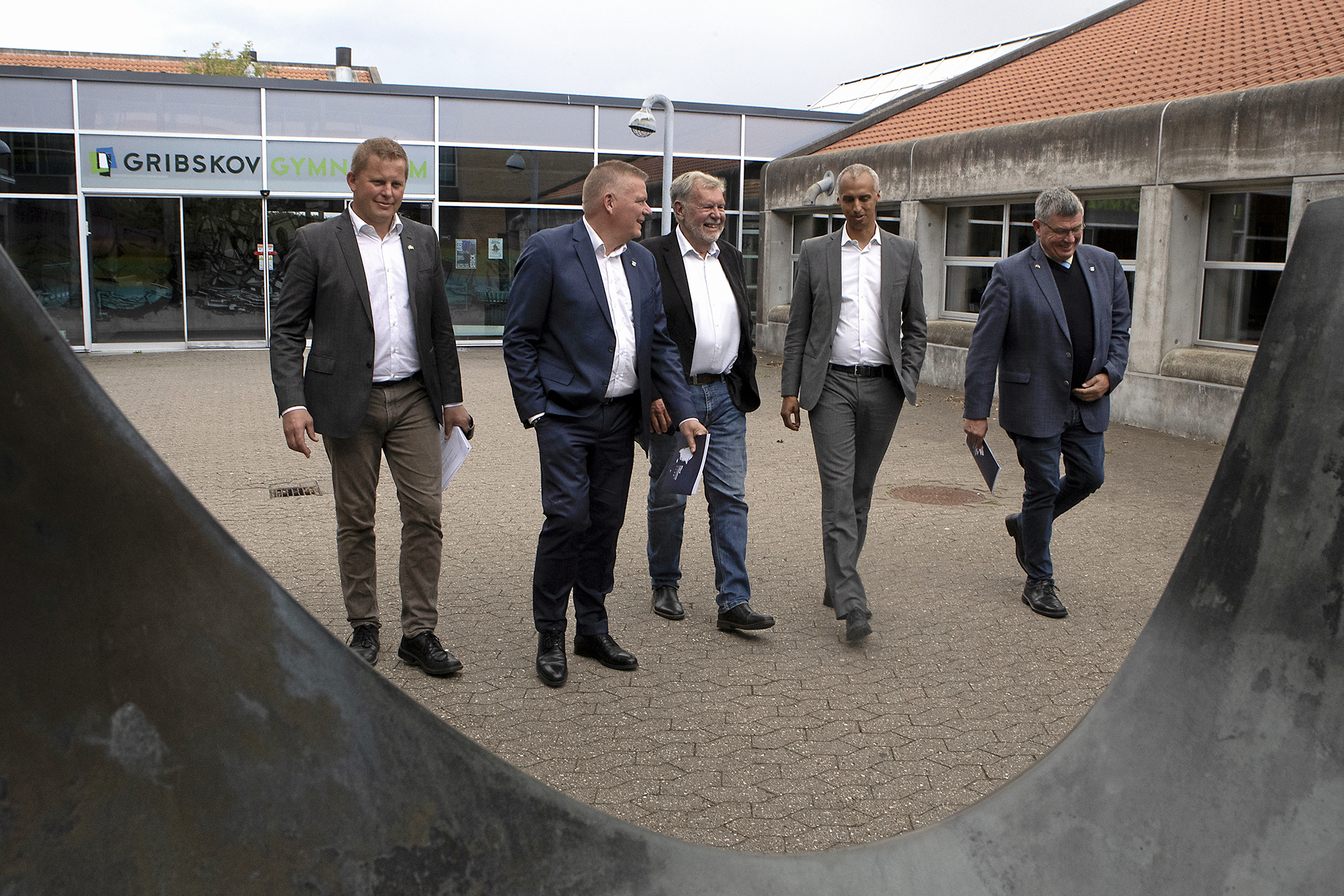 For Mattias Tesfaye (S) (to fra v.) at se, er epx'en lig med, at mindre gymnasier som det i Helsinge kan overleve de faldende ungetal.