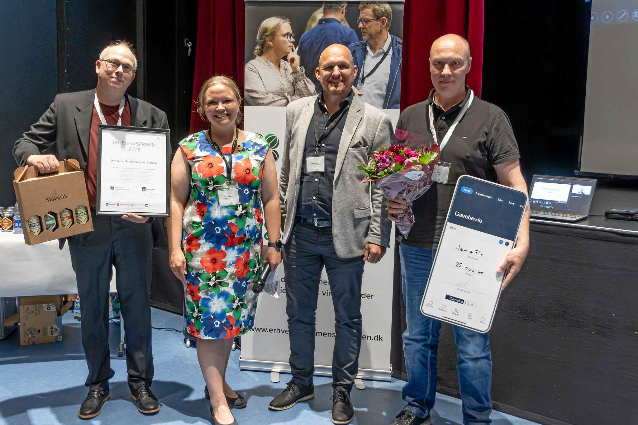 Glade prisvindere. Fra v. souschef Claus Holdt, borgmester Maja Højgaard, formand for Erhvervssammenslutningen Bo Kristiansen og butikschef Martin Rauff.