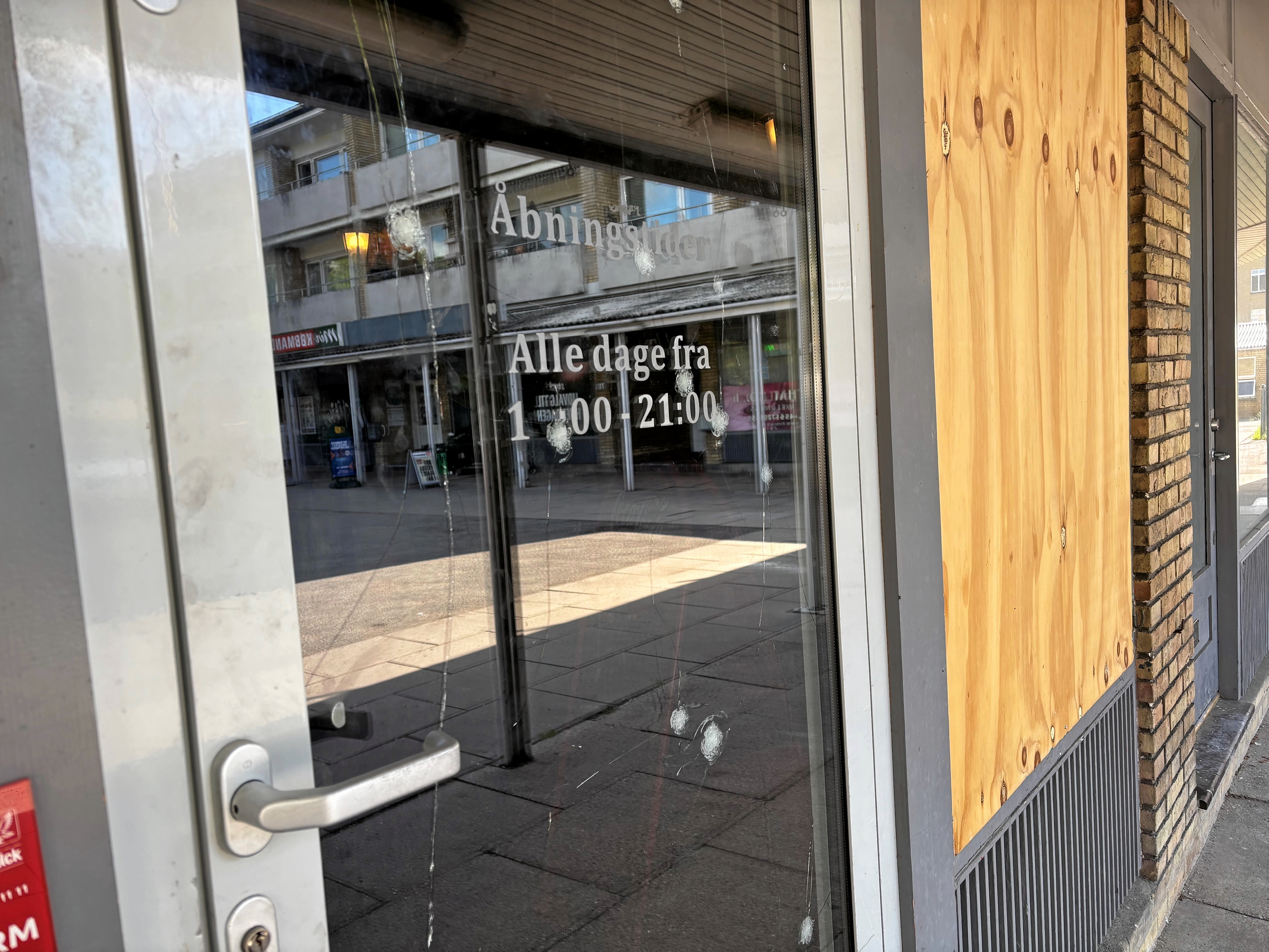 Københavns Vestegns Politi har en svensker i søgelyset for at have kastet en håndgranat ind i pizzaria. - Amanda Liisberg Helding Københavns Vestegns Politi har en svensker i søgelyset for at have kastet en håndgranat ind i pizzaria.