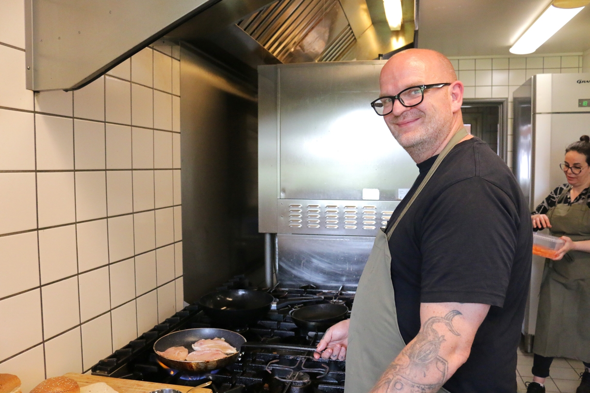 Brian Speiser i køkkenet. Han har fundet roen i Korsør, hvor der også er plads til familieliv. - Søren Arildsen Brian Speiser i køkkenet. Han har fundet roen i Korsør, hvor der også er plads til familieliv.
