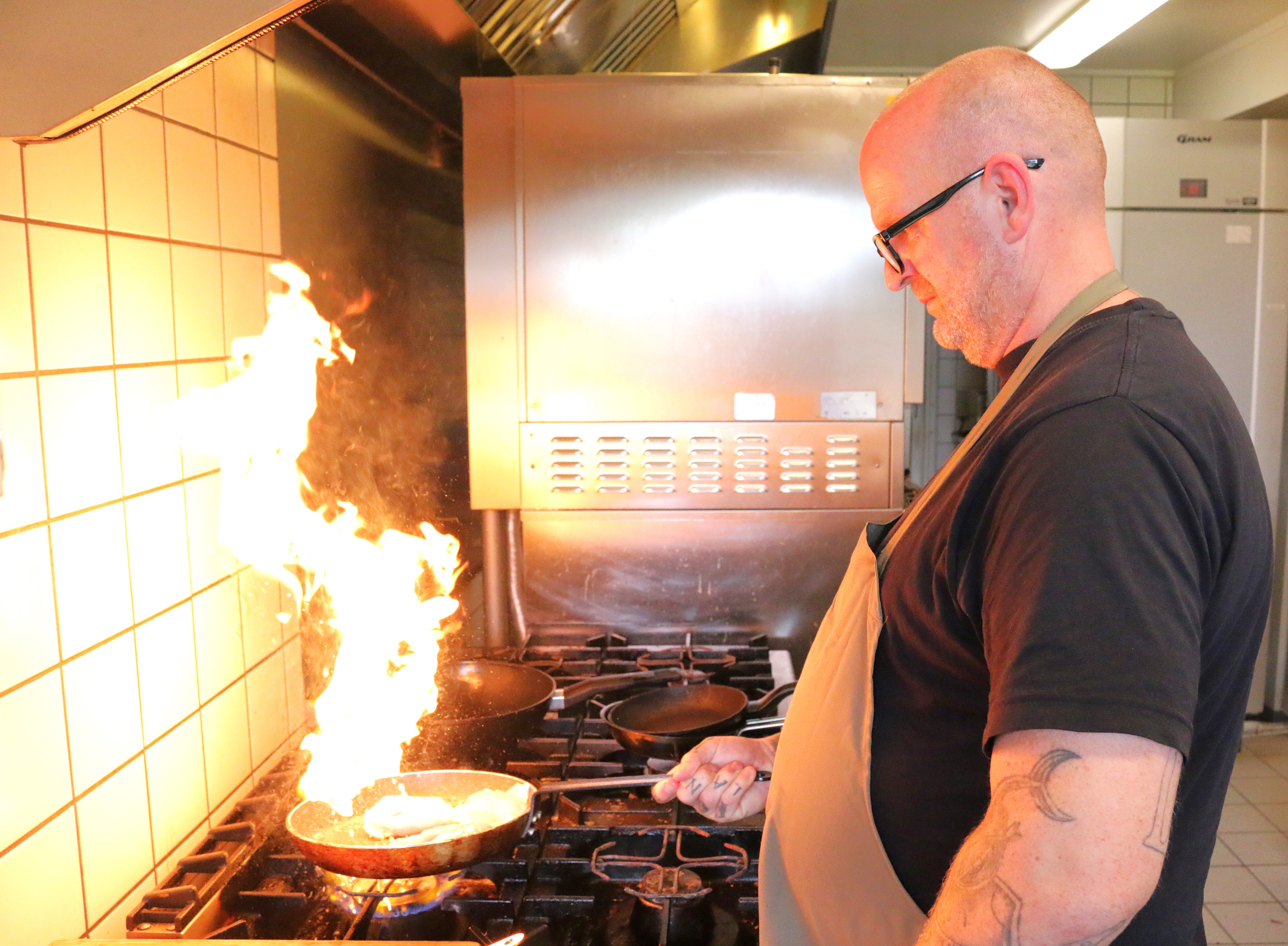 Brian Speiser har arbejdet som kok på en række toprestauranter i både Danmark og udlandet. Her har han gang i kokkeriet i køkkenet på Bistro Solnedgang i Korsør Golf Klub.