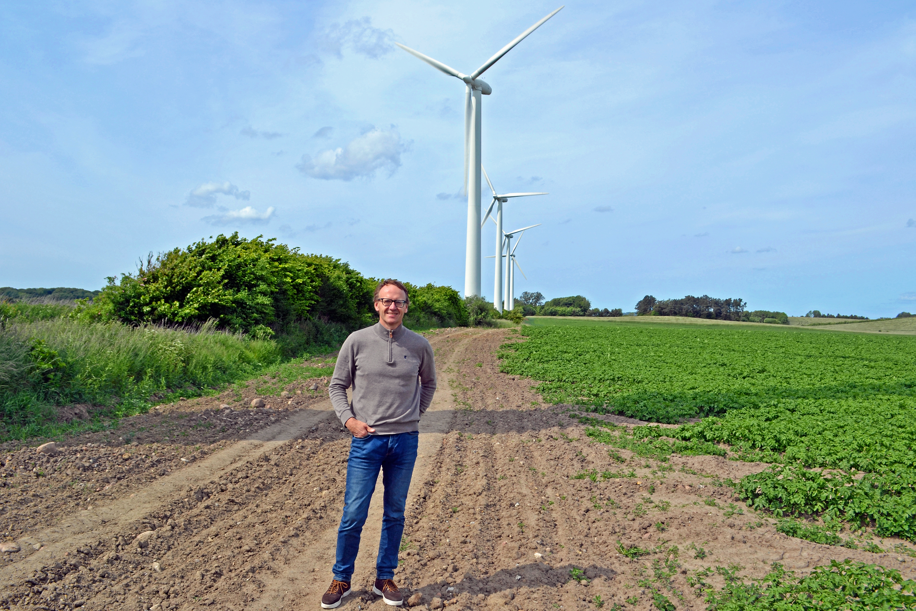 Ulrik Olbjørn, projektchef ved CO₂ Storage Kalundborg, præsenterer det område, som skal huse testanlægget til næste fase af undersøgelserne af undergrunden i Havnsø-strukturen. Området er et 20.000 kvadratmeter stort markareal.