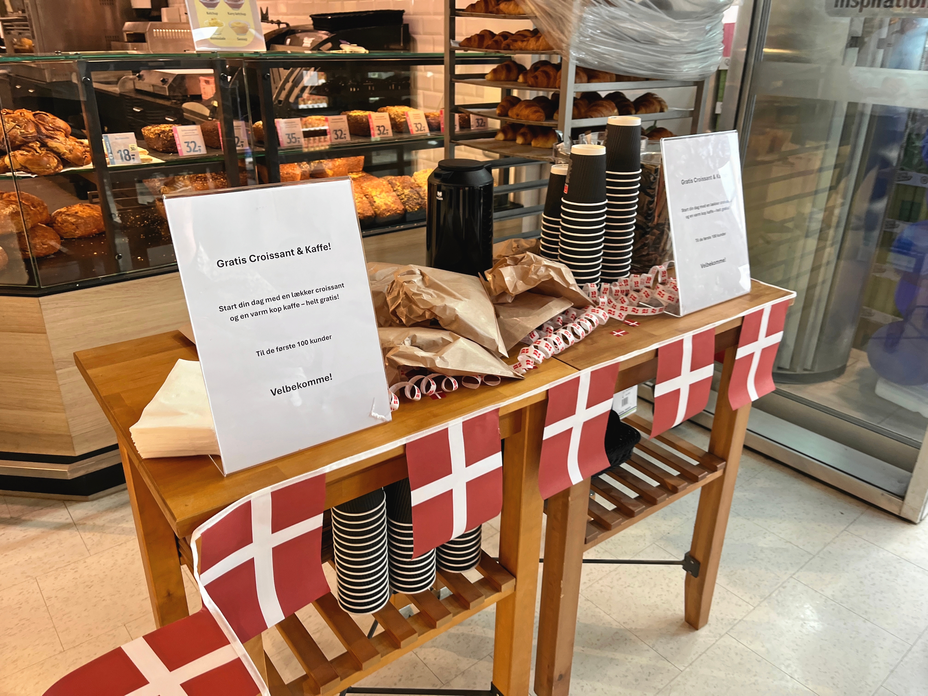 Til de heldige første 100 kunder på dagen var der gratis kaffe og croissanter, mens der også blev uddelt goodiebags til de første 50 børn i butikken. - Lasse Petersen Til de heldige første 100 kunder på dagen var der gratis kaffe og croissanter, mens der også blev uddelt goodiebags til de første 50 børn i butikken.
