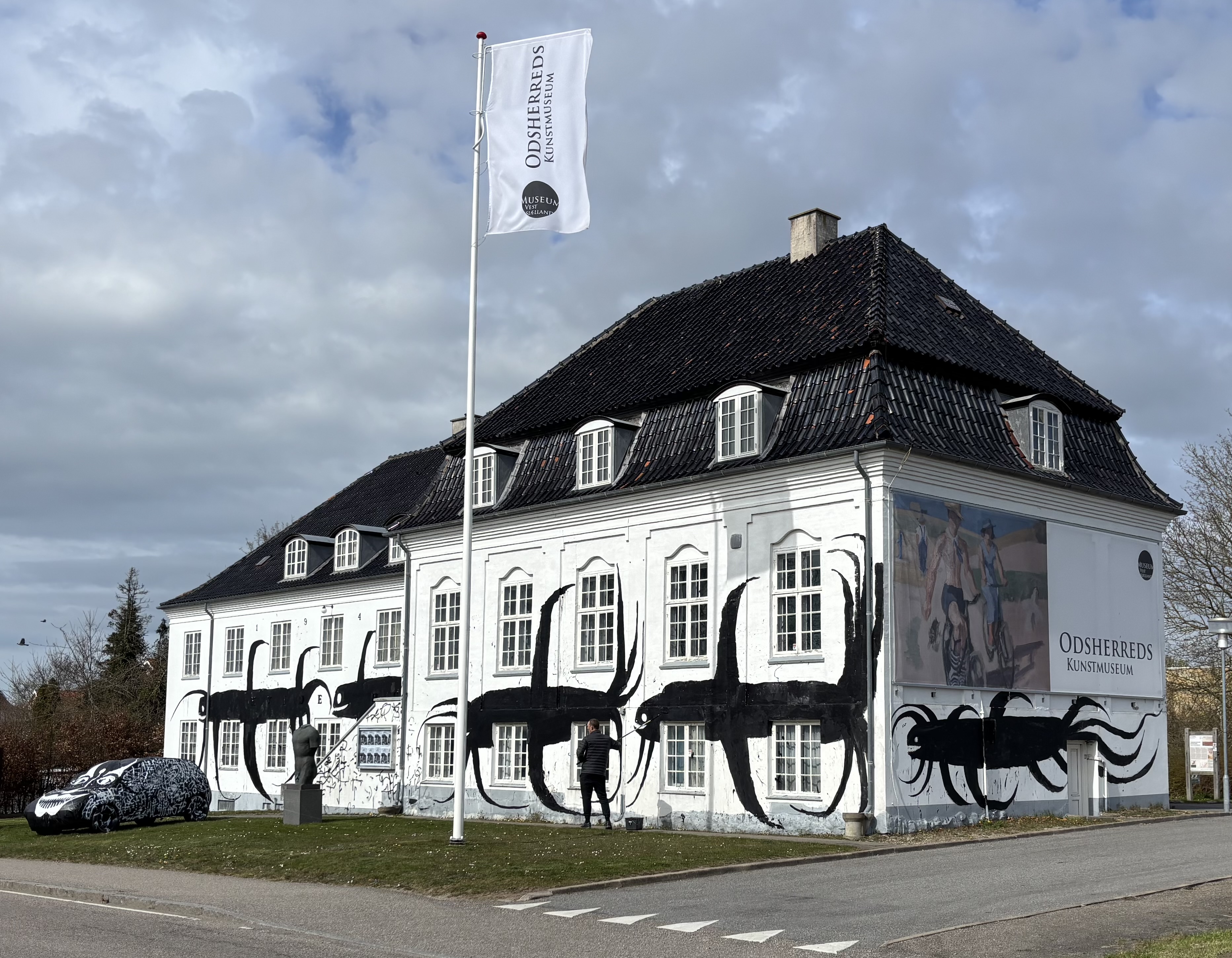 Vær sikker på en plads til rundvisningen og køb billet på forhånd via Museum Vestsjællands hjemmeside. Resterende billetter er til salg i døren.