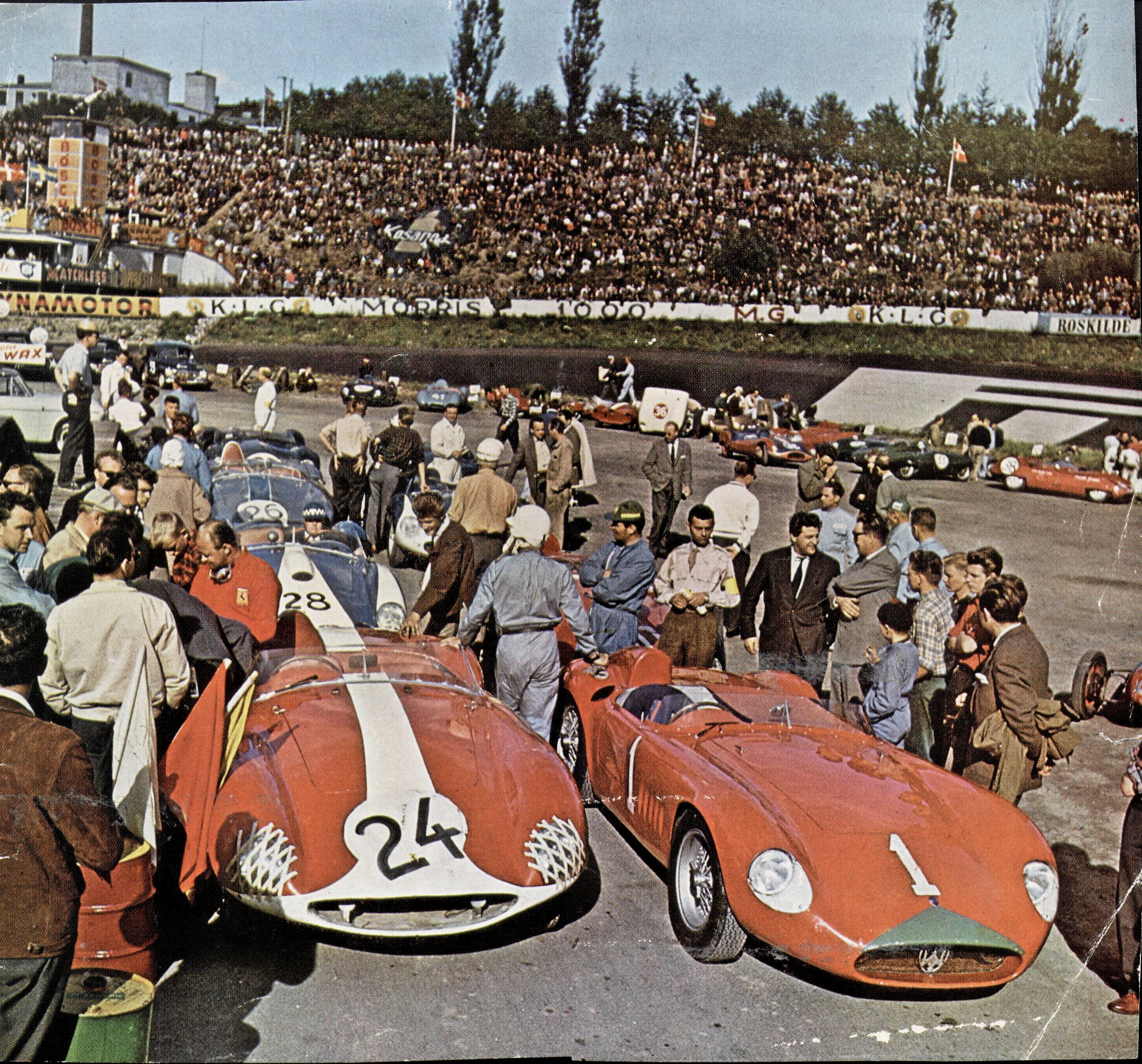 Mange sukkede en ekstra gang ved synet af de lækre hestekræfter, der gennem årene besøgte Roskilde Ring til både Grand prix og Formel 1-løb. - Roskilde Museum Mange sukkede en ekstra gang ved synet af de lækre hestekræfter, der gennem årene besøgte Roskilde Ring til både Grand prix og Formel 1-løb.