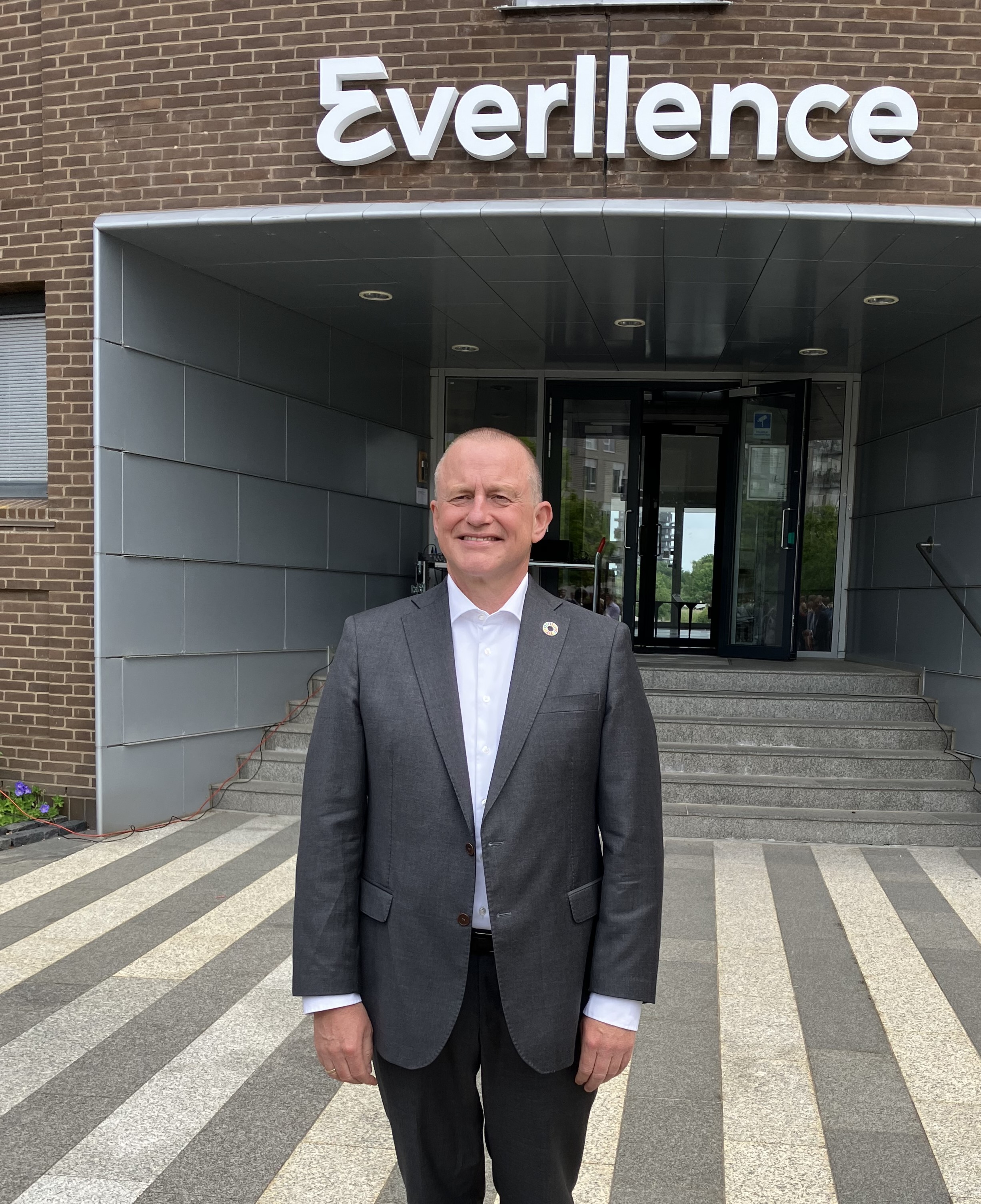 Landechef for Everllence (tidl. MAN Energy Solutions), Bjarne Foldager, foran det nye navn og logo.
