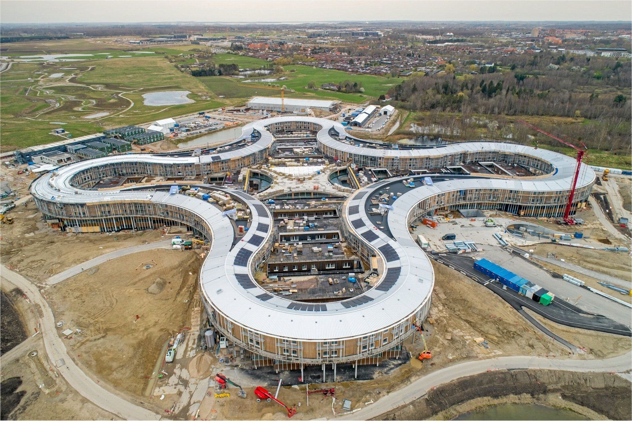Byggeriet af Nyt Hospital Nordsjælland skrider frem - men nu er åbningen udskudt et halvt år til sensommeren 2027.