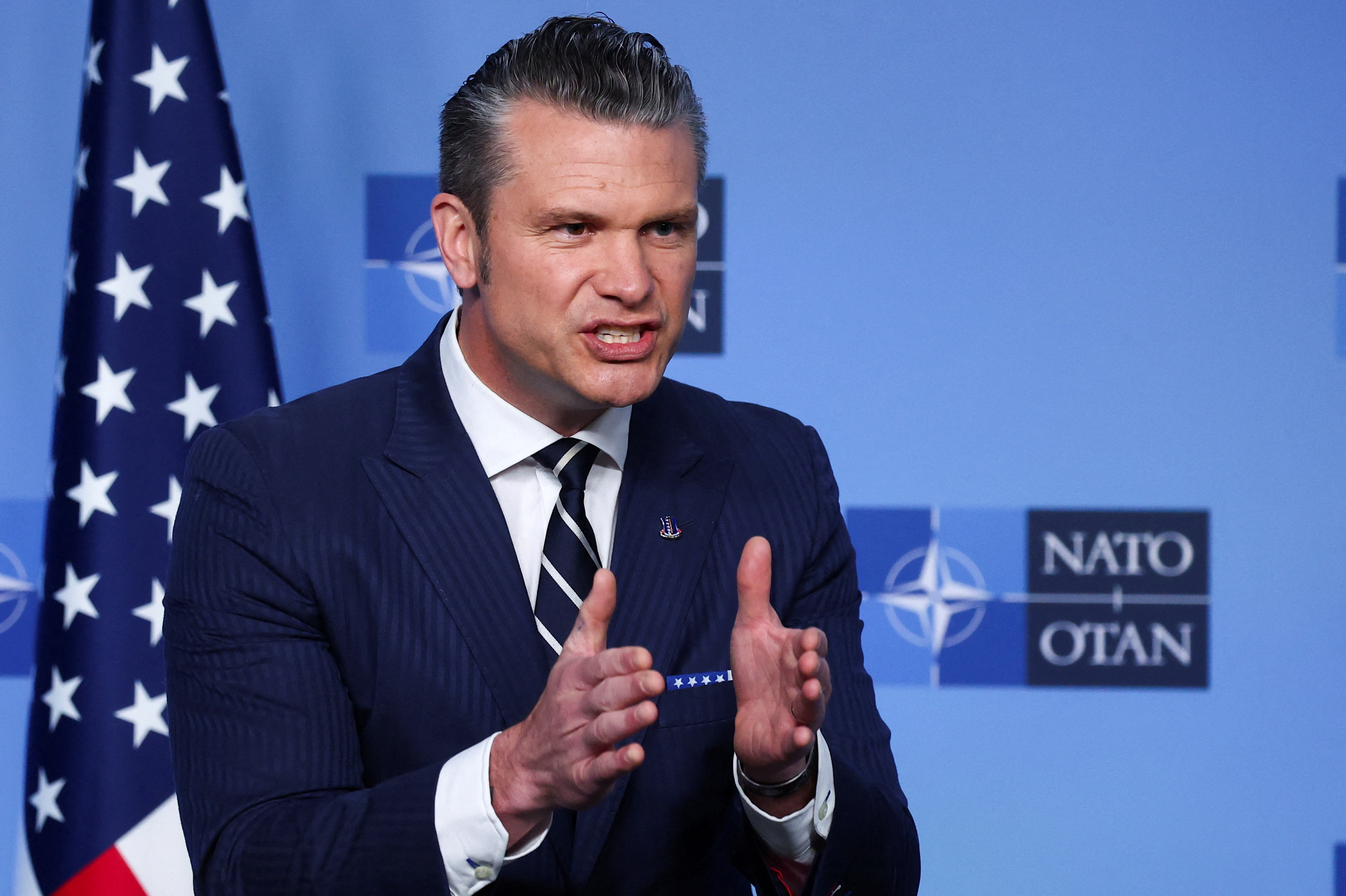 USA's forsvarsminister, Pete Hegseth, giver sig ikke før Nato-topmøde. Nato-landene skal op på at bruge fem procent af bruttonationalproduktet på forsvar, siger han ved ankomsten til Nato-forsvarsministermøde i Bruxelles.