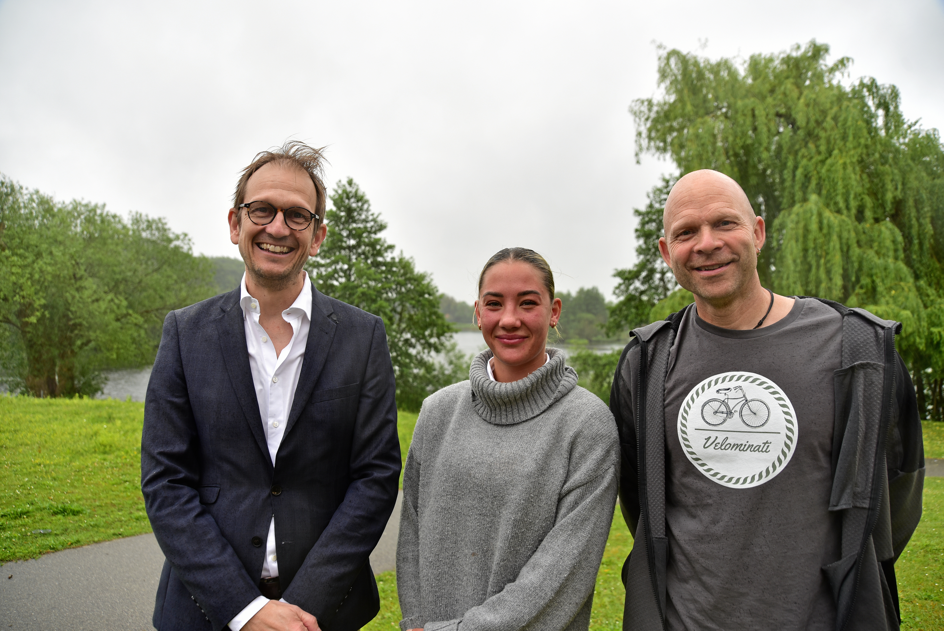 Sofie Vinther Rosshaug, flankeret af rektor Anders Krogsøe og studievejleder Sune Juhl Sigsgaard, blev den første stx-student.