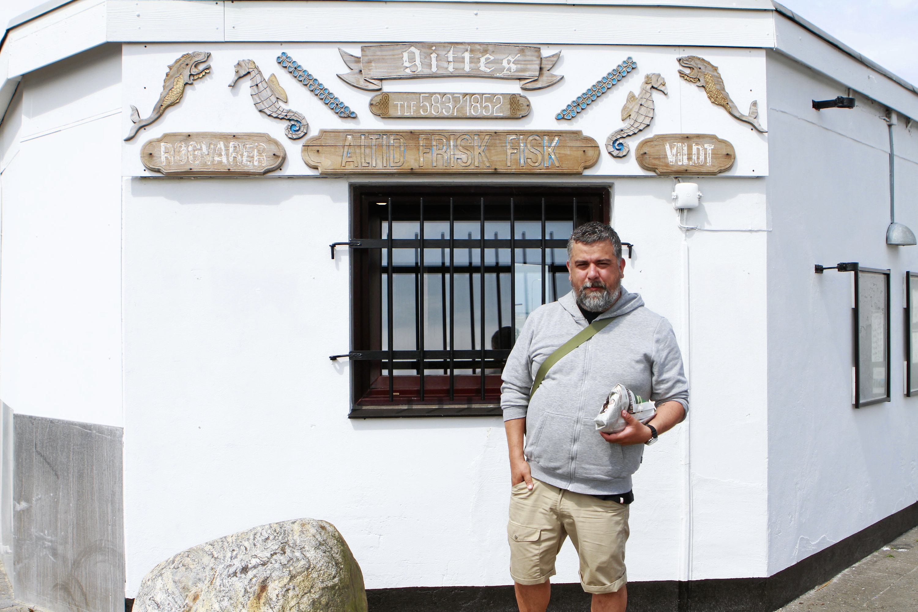 Hos Gittes Fiskeudsalg i Korsør handler Thomas Alcayaga frisk fisk. Og mangler han noget bestemt, kan Gitte hjælpe ham med at skaffe det. For eksempel, da han til en arbejdsopgave skulle bruge pighvar.