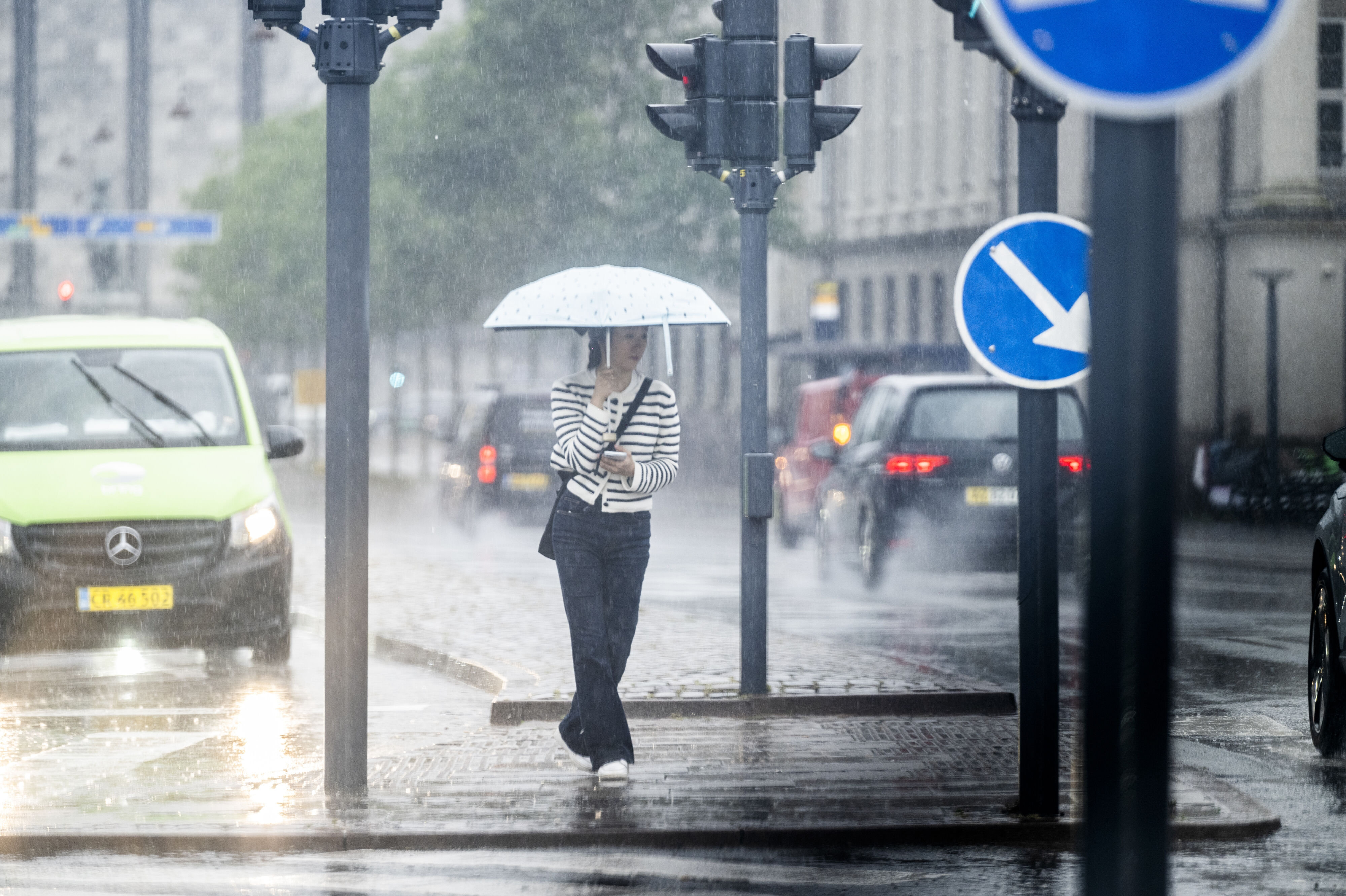 Find paraplyen frem, hvis du skal ud i løbet af søndagen. DMI har udsendt varsel om risiko for kraftig regn og lokale skybrud for det meste af landet. (Arkivfoto).