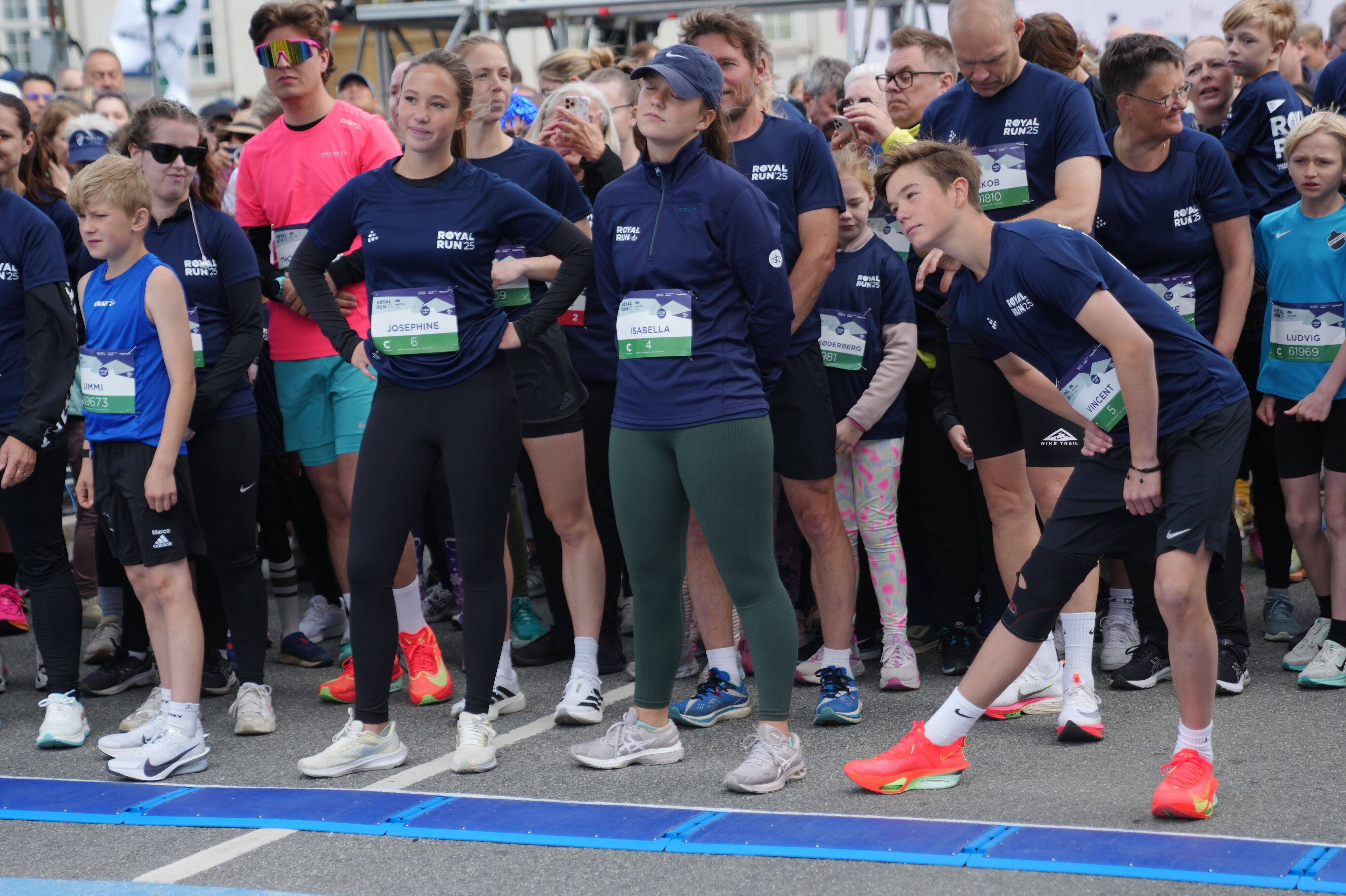 De tre yngste kongebørn dukker op til Royal Run i København ...