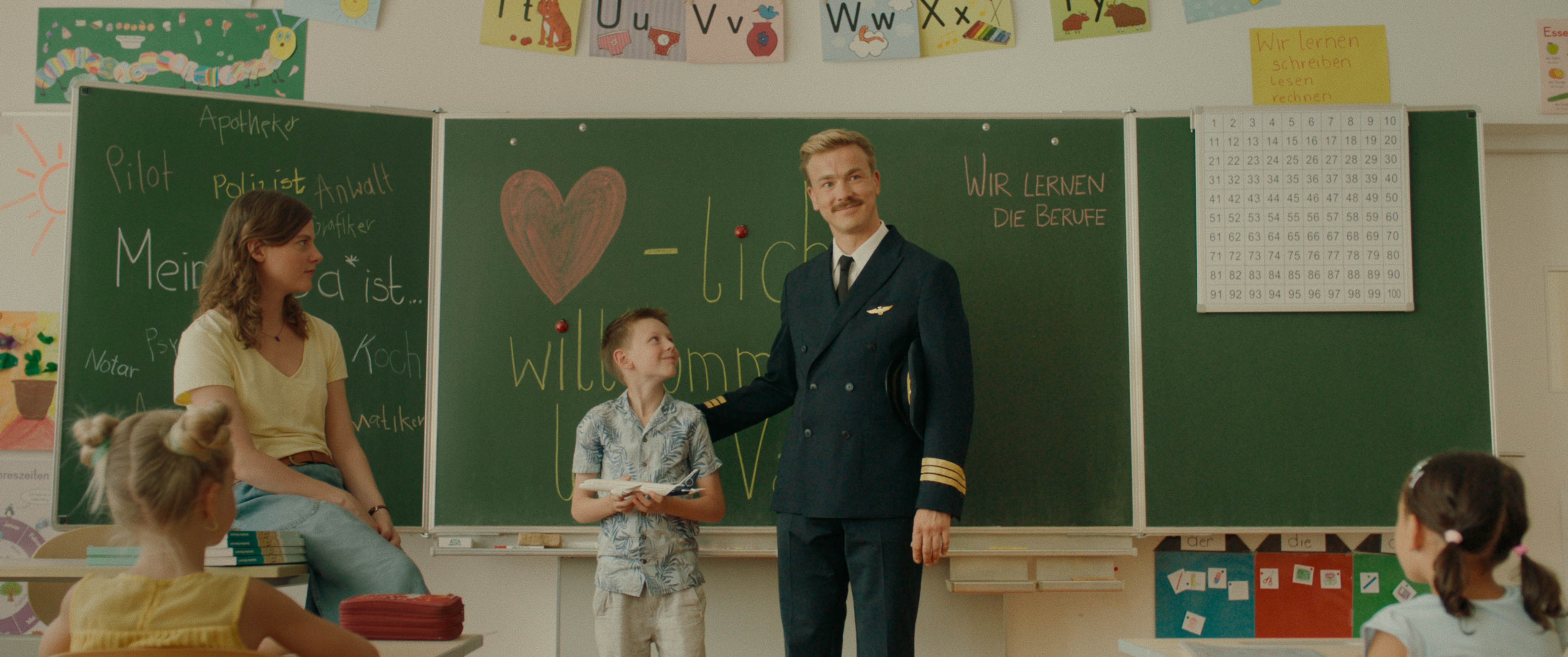 Filmen ”Påfuglen” er en livlig østrigsk absurd-komedie. Hovedpersonen Matthias arbejder for firmaet My Companion, hvor man kan leje den ideelle ledsager i enhver tænkelig livssituation som f.eks. den perfekte søn til faderens 60-års fødselsdag, en far i rollen som pilot på sønnens forældredag i skolen, den kulturelt begavede kæreste i det gode selskab, eller måske han blot skal lytte og give et godt råd til, hvad man stiller op med sin kropumulige mand.