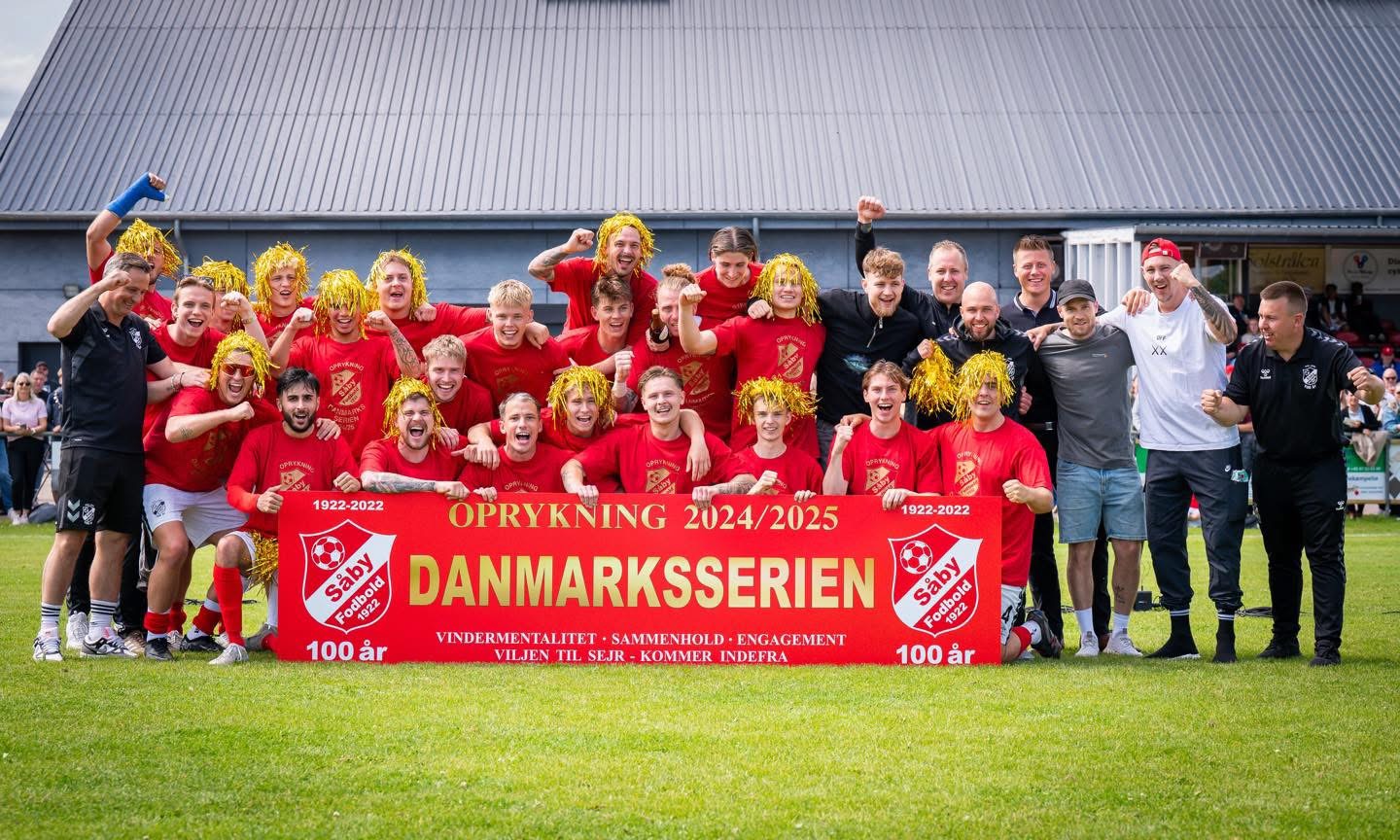 Glade spillere og ledere i Såby Fodbold efter den sikrede oprykning.