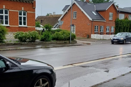 En bevæbnet politimand gemmer sig i buskene foran villaen. - Privat En bevæbnet politimand gemmer sig i buskene foran villaen.