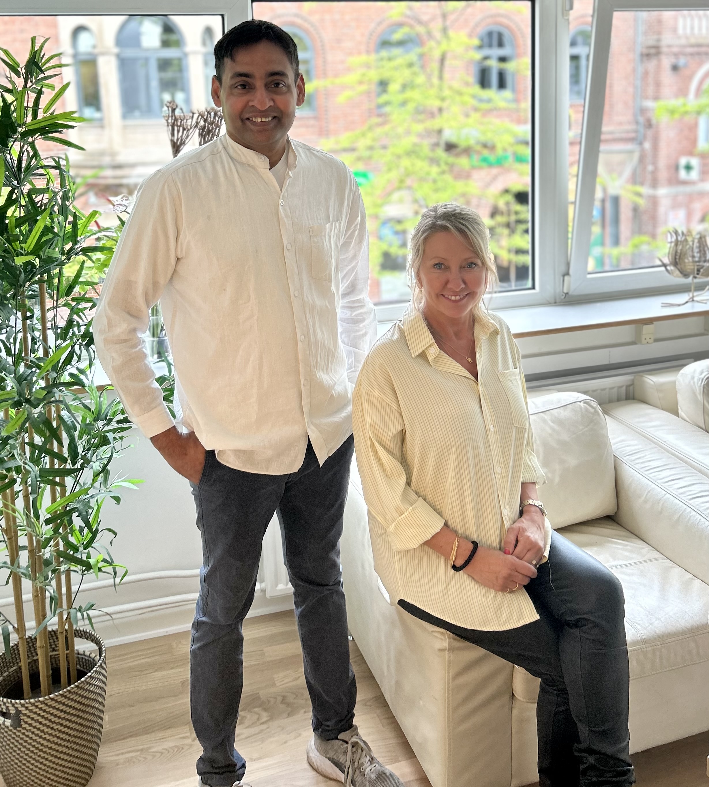 Bag den nyåbnede klinik Butiksnyt. Psykologisk Velvære står autoriseret psykolog Karina Stenholt og Dinesh Edirisinghe, som er uddannet ayurvedisk læge i Sri Lanka.