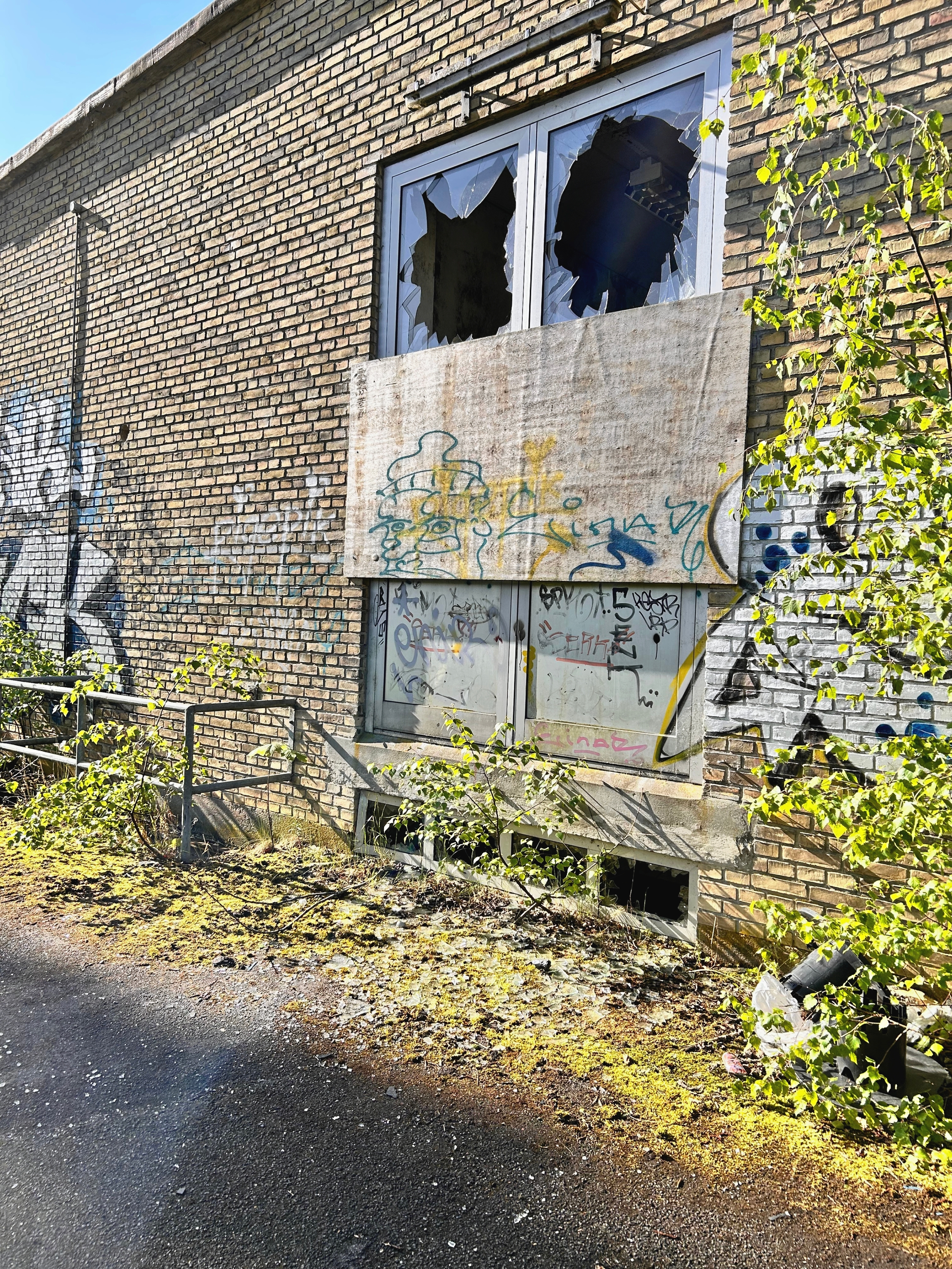 Bygningen på Radiogrunden er hærget og ødelagt. - Kasper Ellesøe Bygningen på Radiogrunden er hærget og ødelagt.