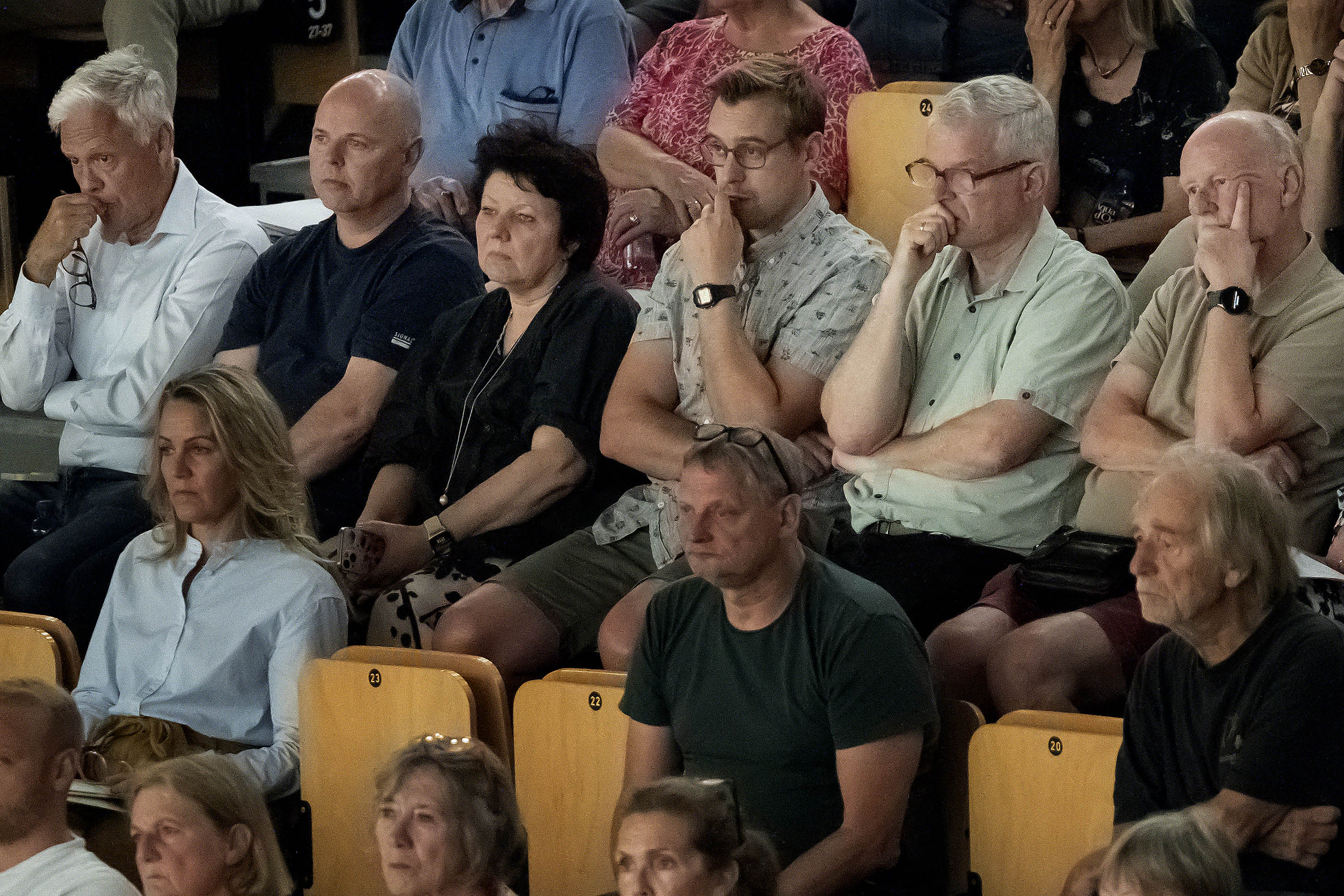 Med bekymrede og alvorlige miner blev der lyttet til planerne for motorvejsudvidelsen, da Vejdirektoratet torsdag den 12. juni havde inviteret til borgermøde i Farum Arena