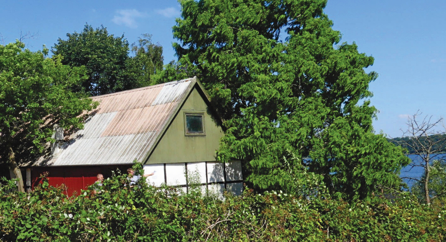 Den bevaringsværdige ejendom var det første man så, når man kørte ind i landsbyen. Nu er den revet ned.