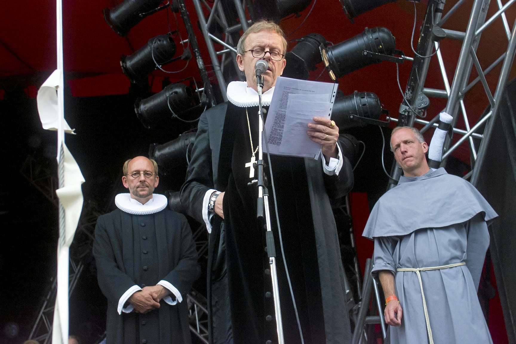 - Vi åbnede lørdagen med vores biskop, der talte sammen med præster fra andre trosretninger, fortæller tidligere leder af Roskilde Festival, Leif Skov, der var i front, da tragedien indtraf i 2000, hvor ni unge mænd omkom i en tumult foran Orange Scene.