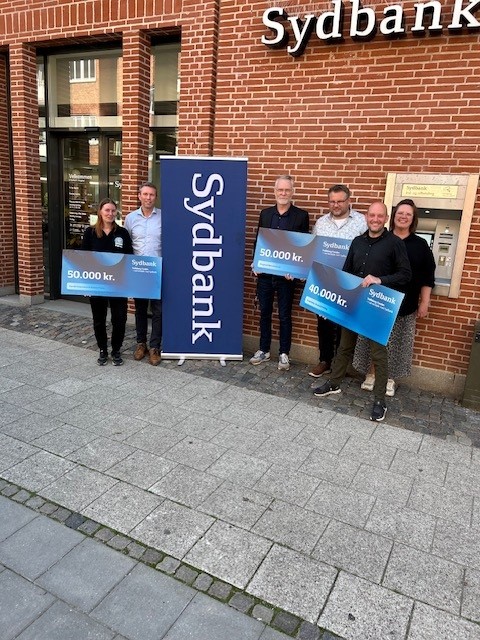 Sydbank Ringsted glæden af at overrække donationer fra Trelleborg Fonden til tre lokale foreninger.