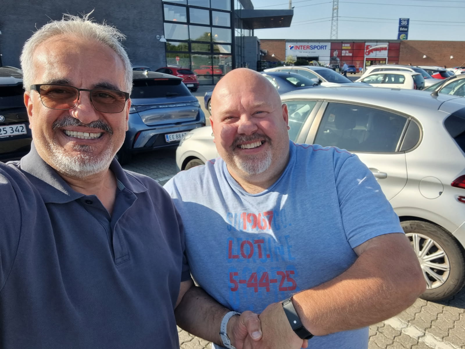 Mazlum Øz (t.v.), formand for Ringsted Forsyning, og Benløse-borger Brian Olejasz kørte torsdag en tur rundt i Benløse for at teste vejskiltningen.
