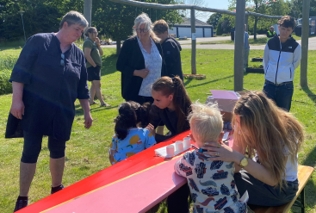 Børnene blev malet i ansigtet, så de var klar til en tur på eventyrstien. - FGU Nordvestsjælland Børnene blev malet i ansigtet, så de var klar til en tur på eventyrstien.
