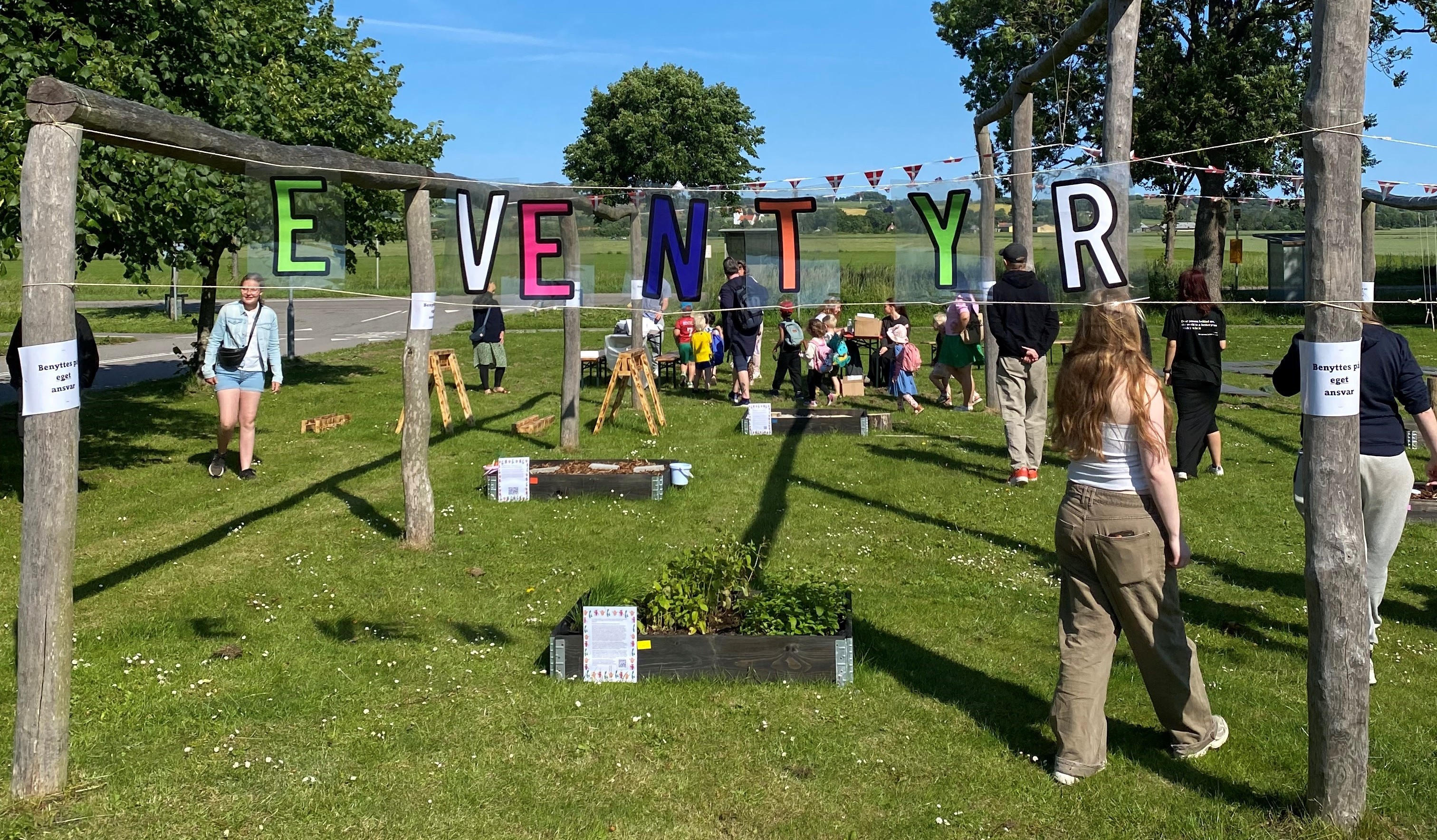 Børnene fra Blomsterhaven har indviet eventyrstien, som nu er frit tilgængelig for alle, der har lyst til at prøve den.