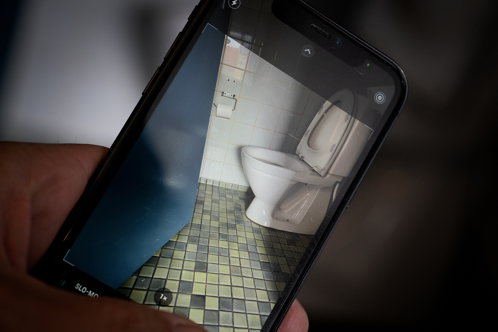 Den nu 50-årige mand er blandt andet dømt for at have optaget mindreårige piger under toiletbesøg med skjult kamera.