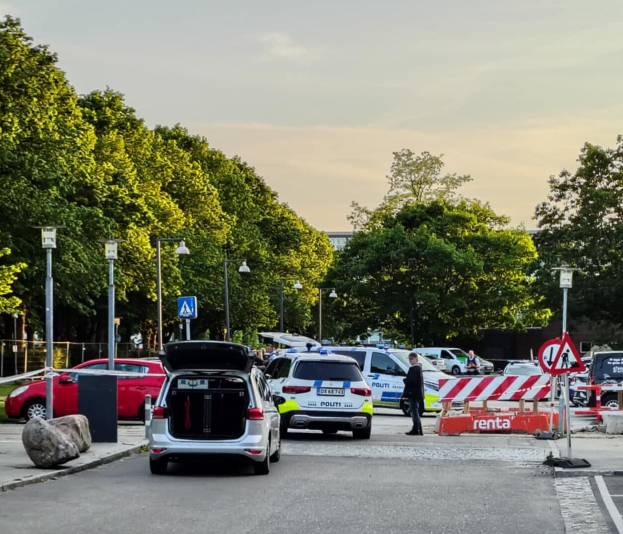 Politiet til stede ved Gunnekær i Rødovre i forbindelse med et knivstikkeri fredag aften.