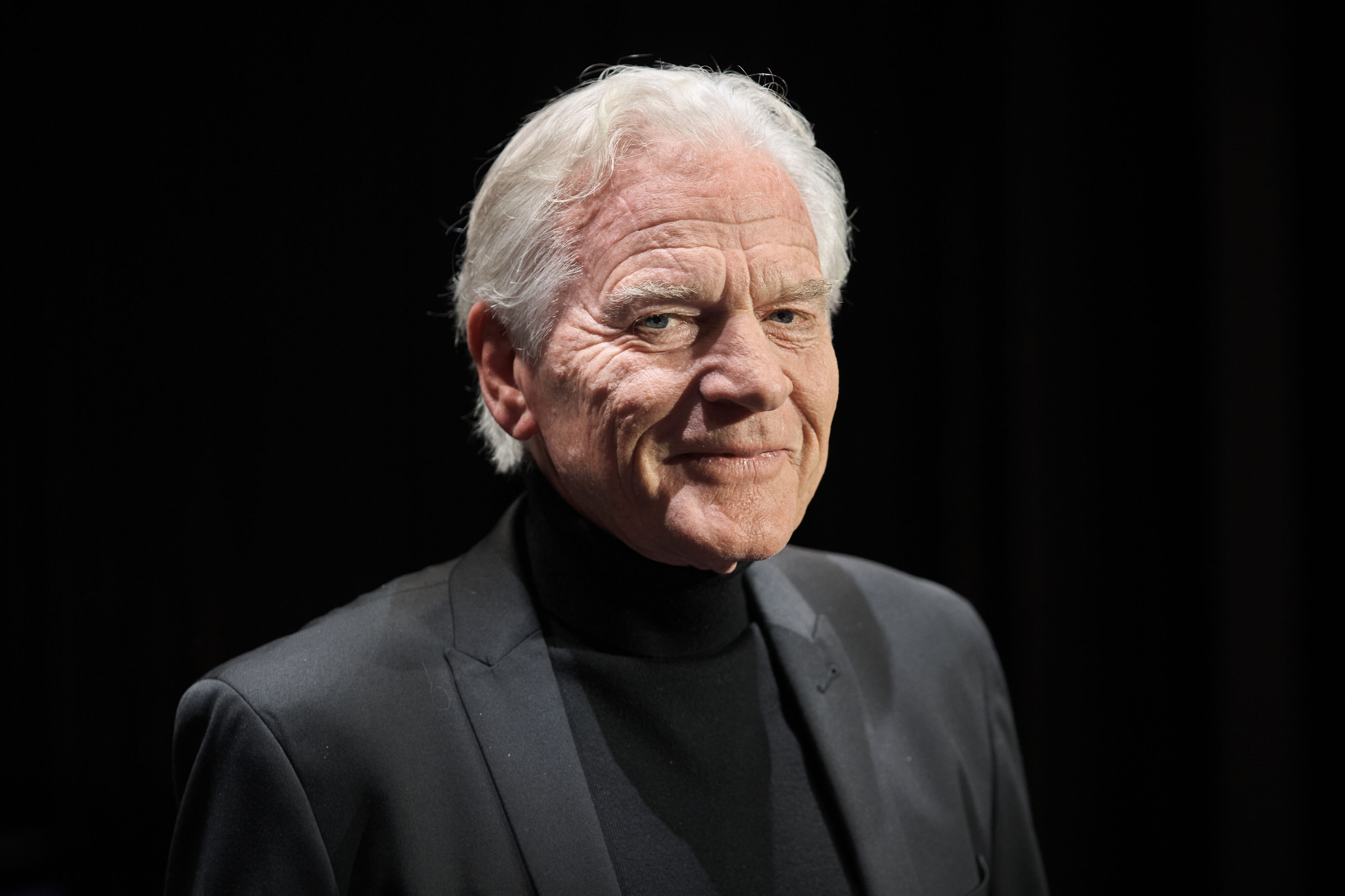 Kurt Ravn nyder sommeren derhjemme med tennis, græsslåning, afslapning og læsning, inden han triller mod Tivoli, hvor han aften efter aften optræder i Glassalen. (Arkivfoto).