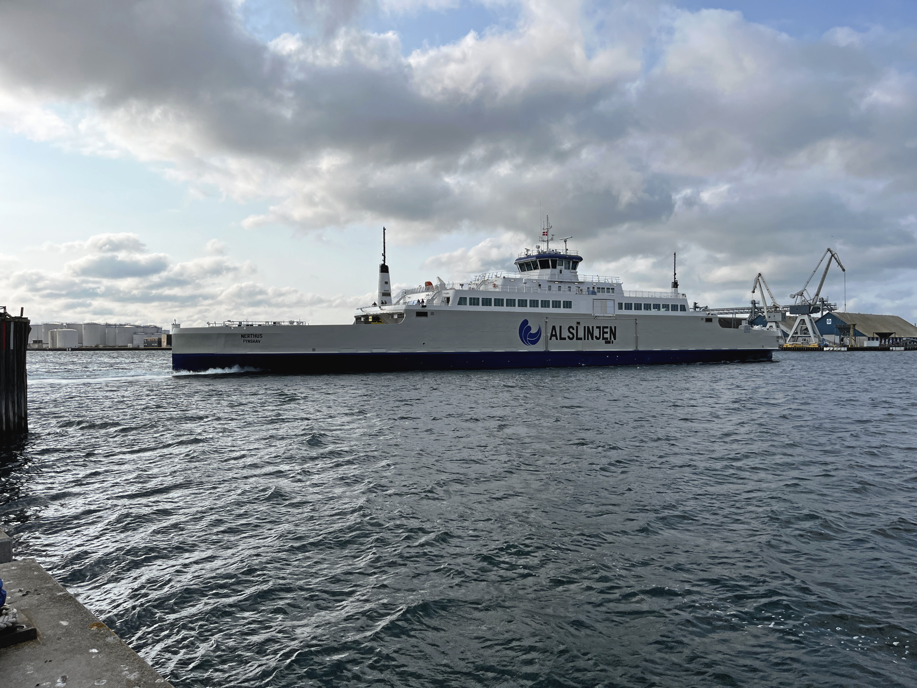 Endelig lykkedes det: Den elektriske færge Nerthus kunne mandag morgen omsider sætte sejl på sin første tur fra Kalundborg til Samsø.