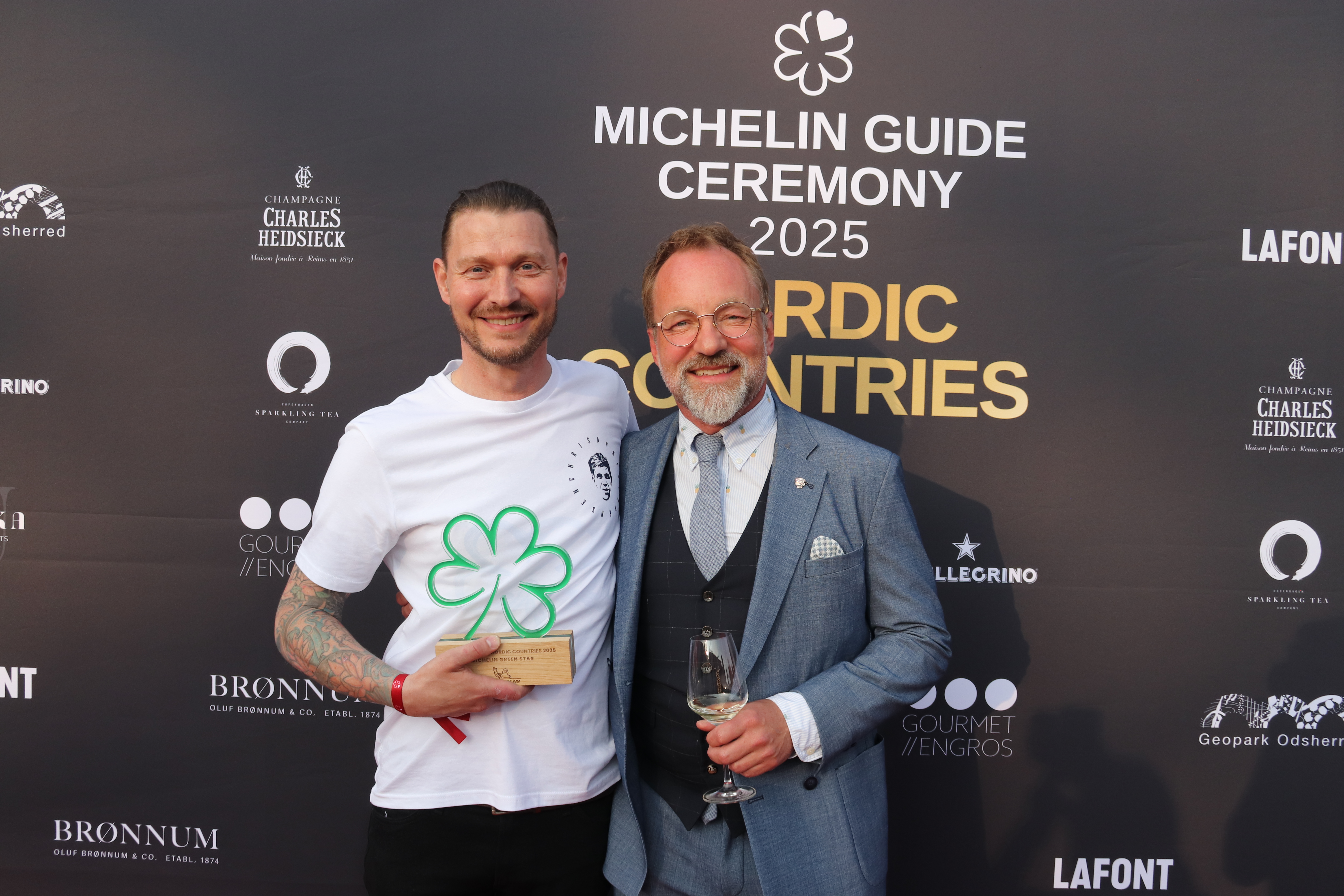 Køkkenchef Andreas Møller og slotsejer Mads Bøttger stråler af glæde over den grønne stjerne.