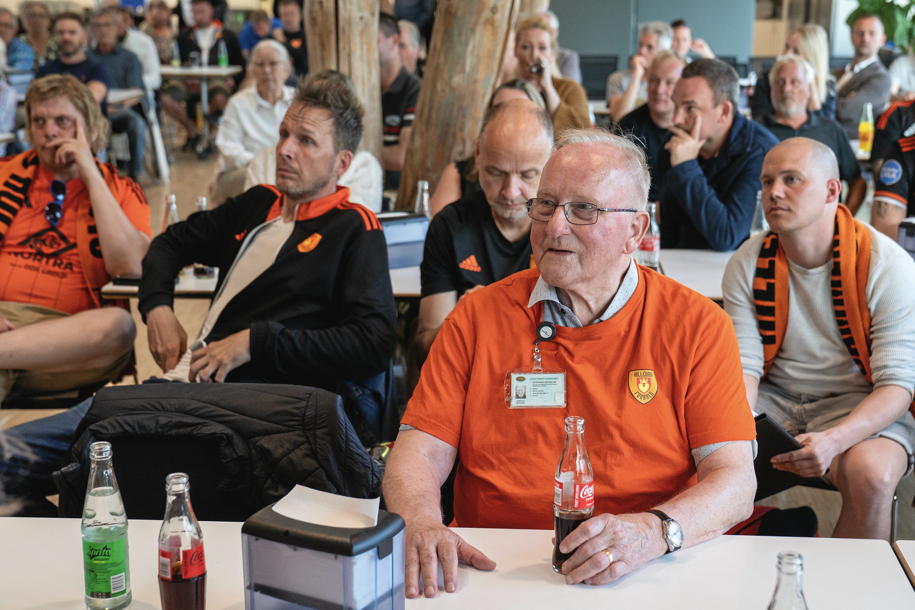 Borgermøde om opgradering af Hillerød Stadion. Hillerød Fodbolds fanklub Slotsbyens Riddere var mødt op. Nogle var gået i flok fra stadion til rådhuset.