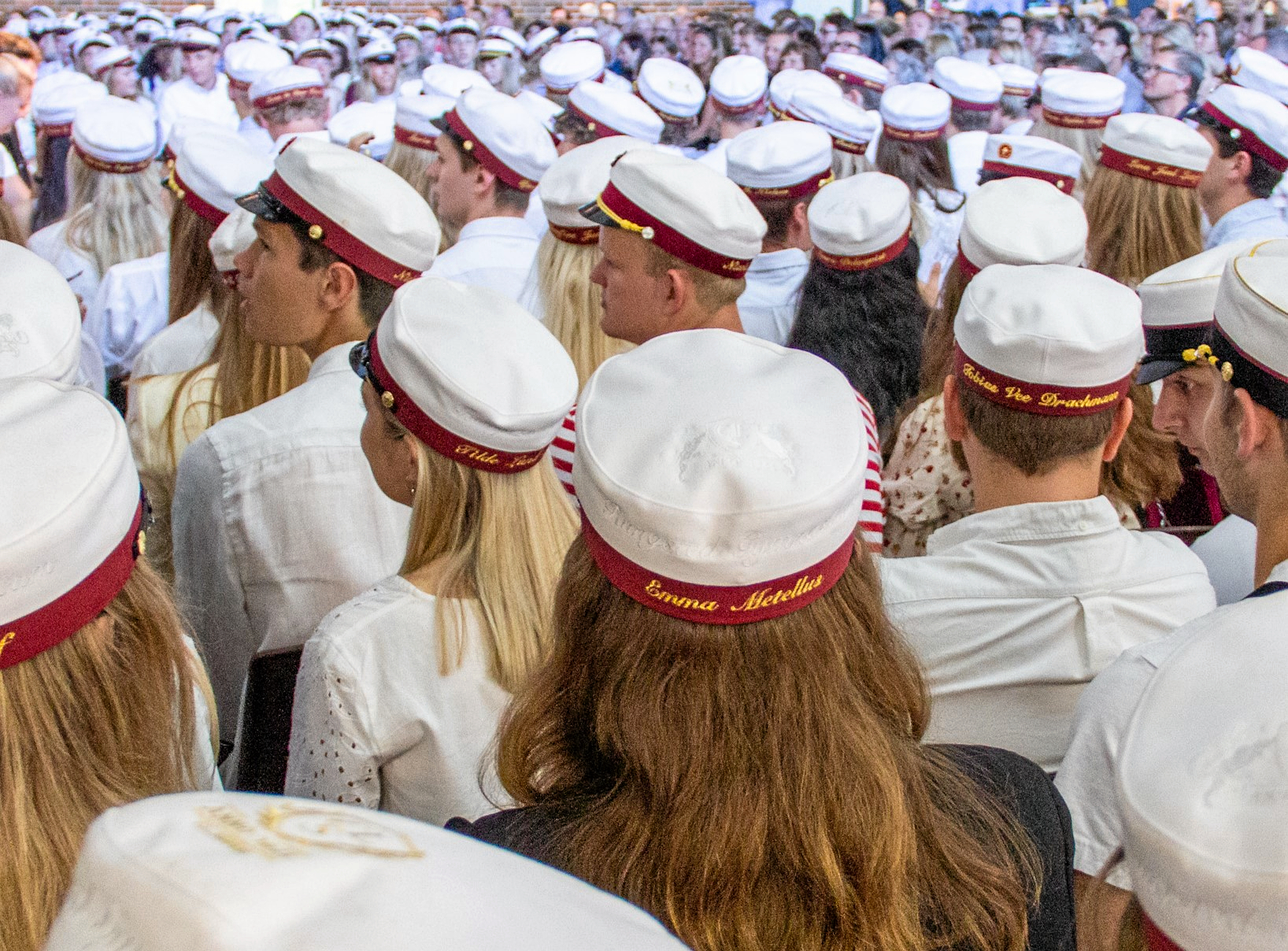 For et år siden blev en stundentervogn fyldt med festende studenter angrebet af seks unge, der kastede ting mod dem.