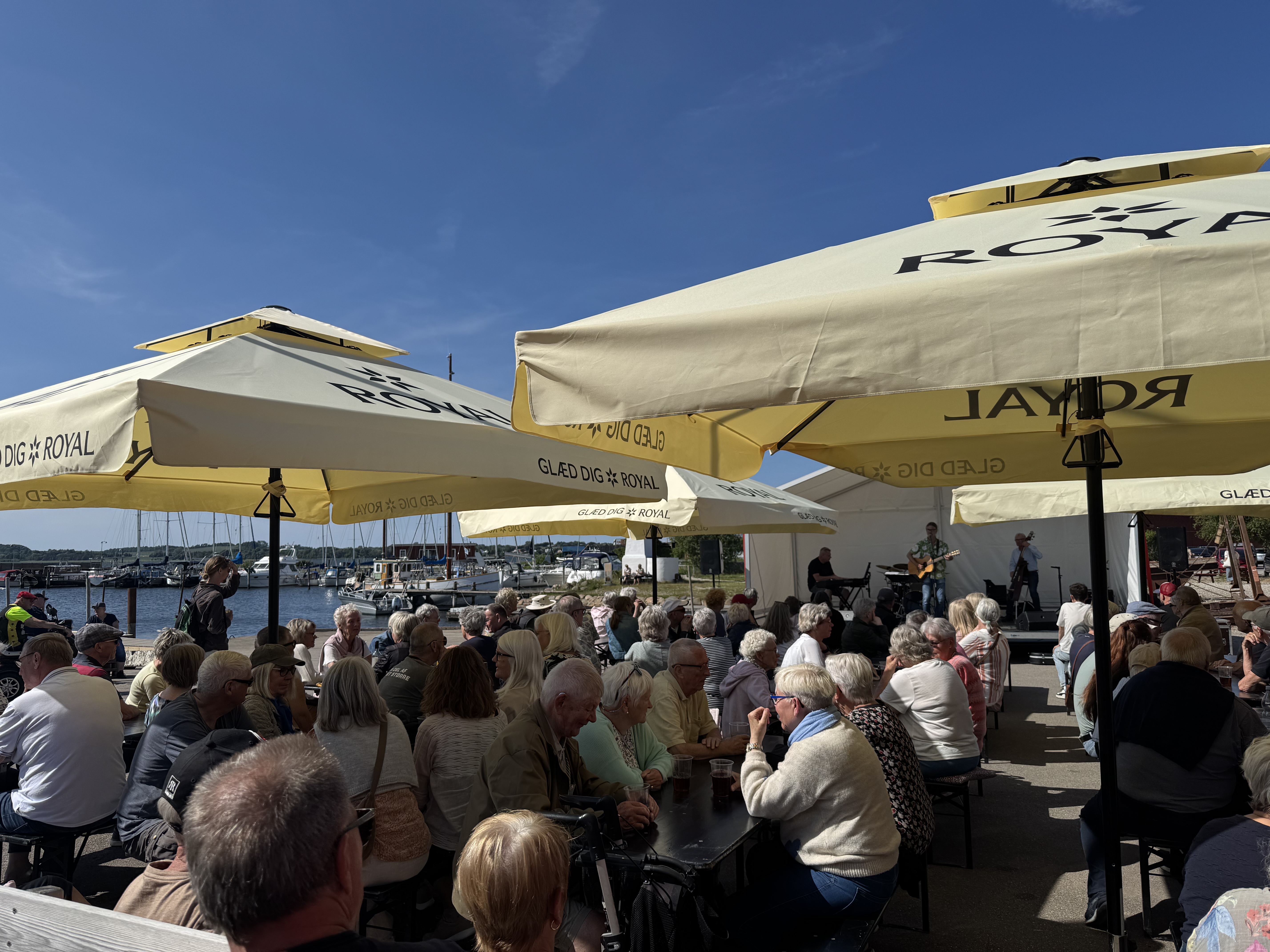 Høkeren inviterer til gratis koncerter under pavillionerne.