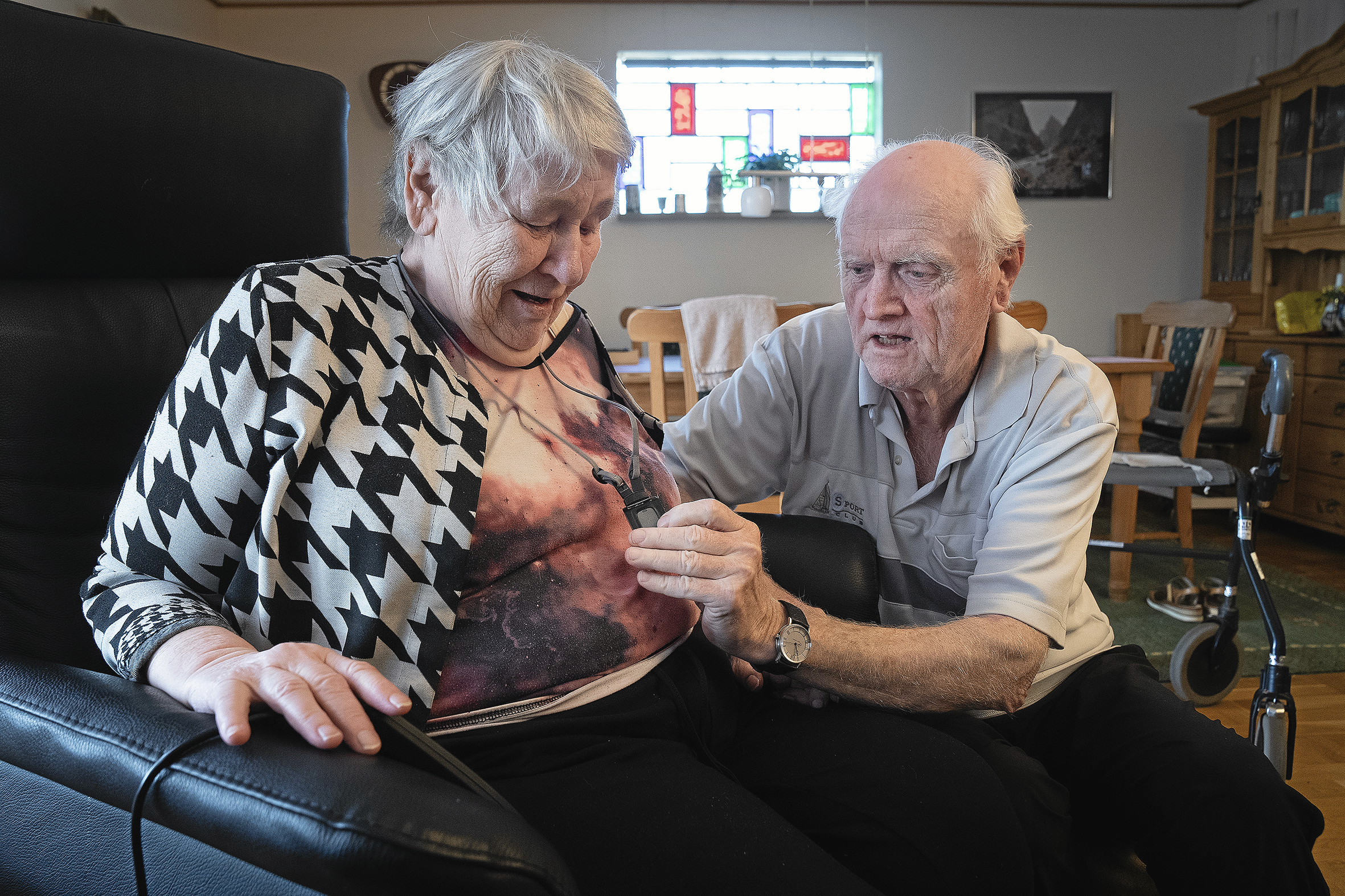 80-årige Winnie Andersen har 13 gange trykket på nødkaldsalarmen, som hun i tre år har båret om sin hals hver dag. Nu har Køge Kommune slukket for den.