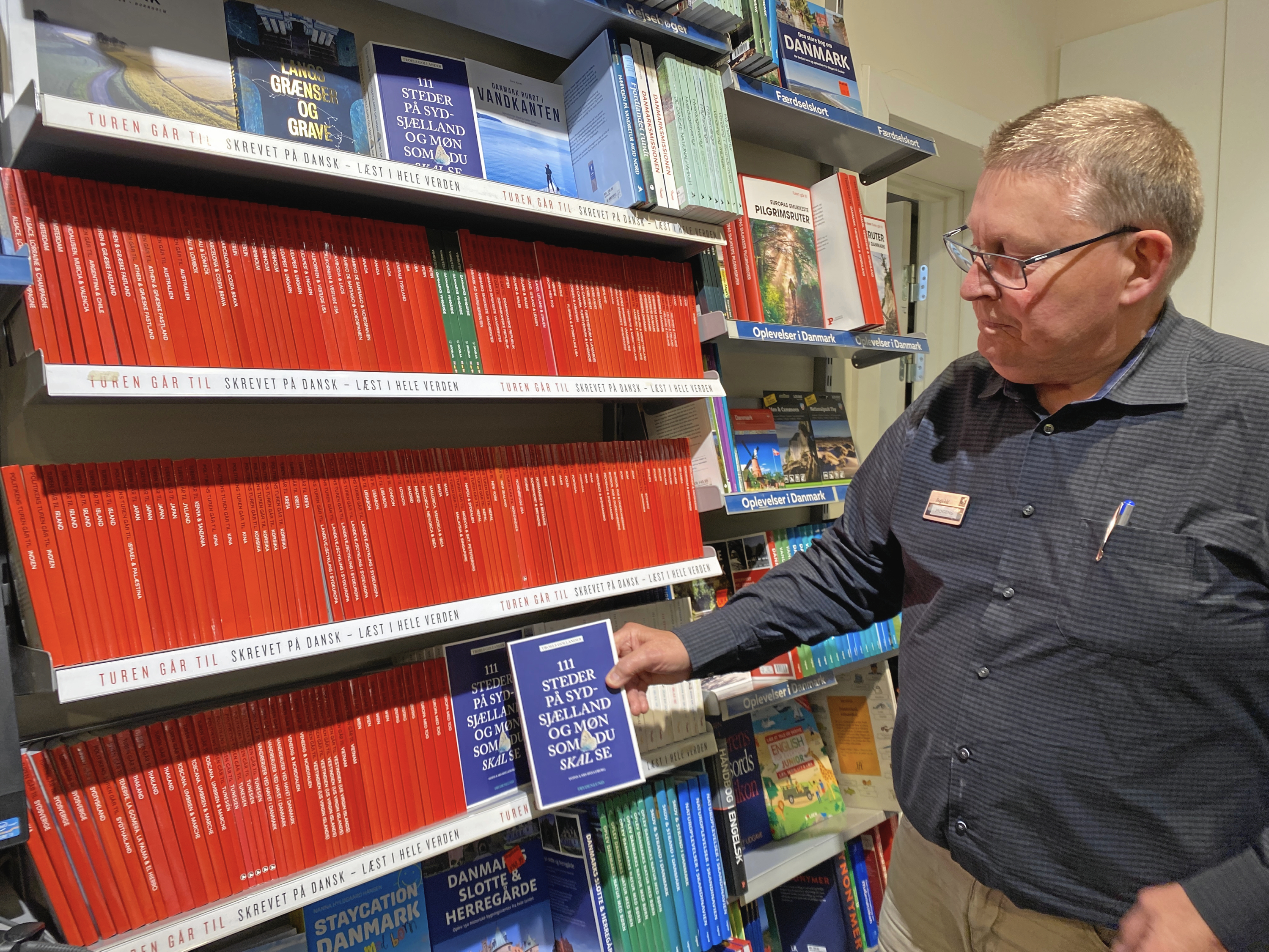 Mogens Larsen har snart sat den sidste bog på hylden i sin forretning. Det er ikke tilfældigt, at han her ses ved rejsebøgerne, for her gemmer sig nogle oplevelser, han nu får tid til at udforske.