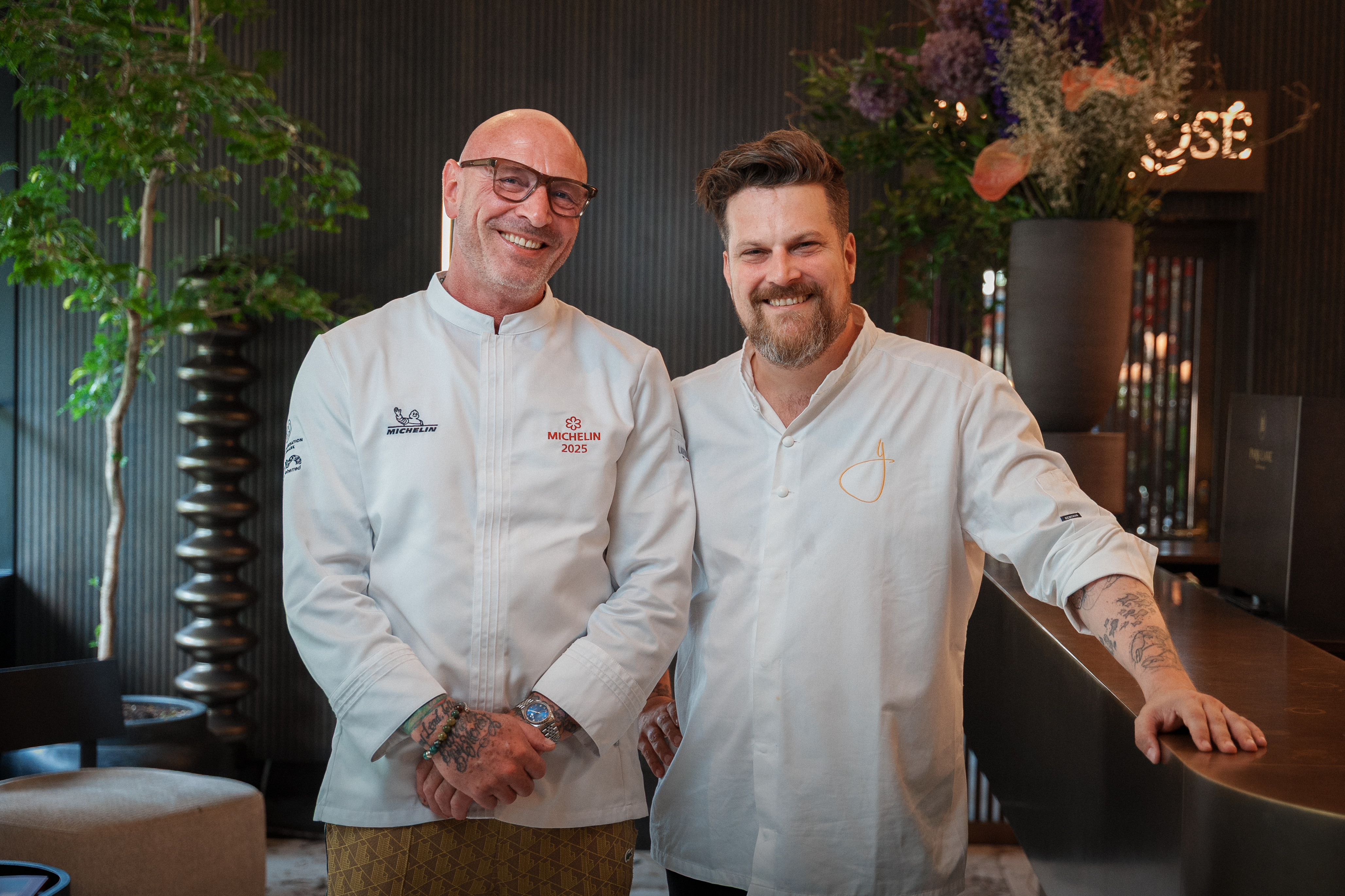 Allan Schultz (tv.) opnåede mandag aften en milepæl i sin karriere som køkkenchef og ejer af Parsley Salon i Hellerup. På billedet ses han sammen med Yves Le Lay, køkkenchef på Park Lane Copenhagens restaurant, der også blev nævnt i Michelinguiden.